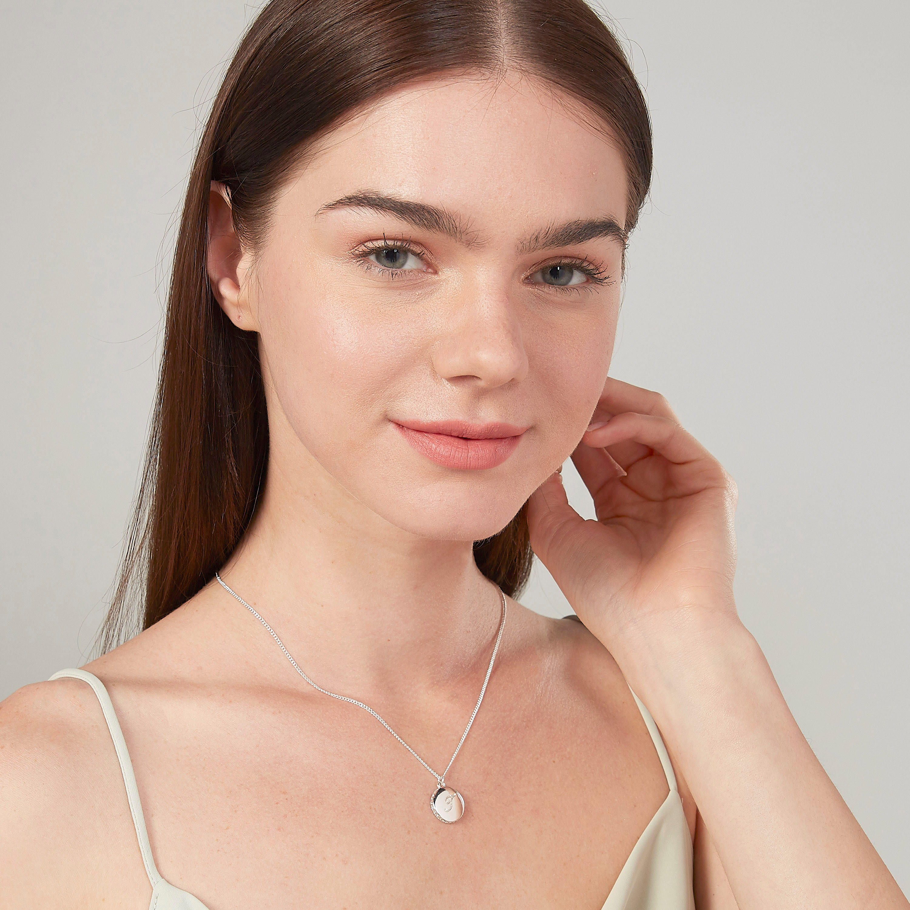 عقد مزيّن بدلاية ومشبك إغلاق-women-watchesandjewellery-jewellery-necklacesandpendants-image-2