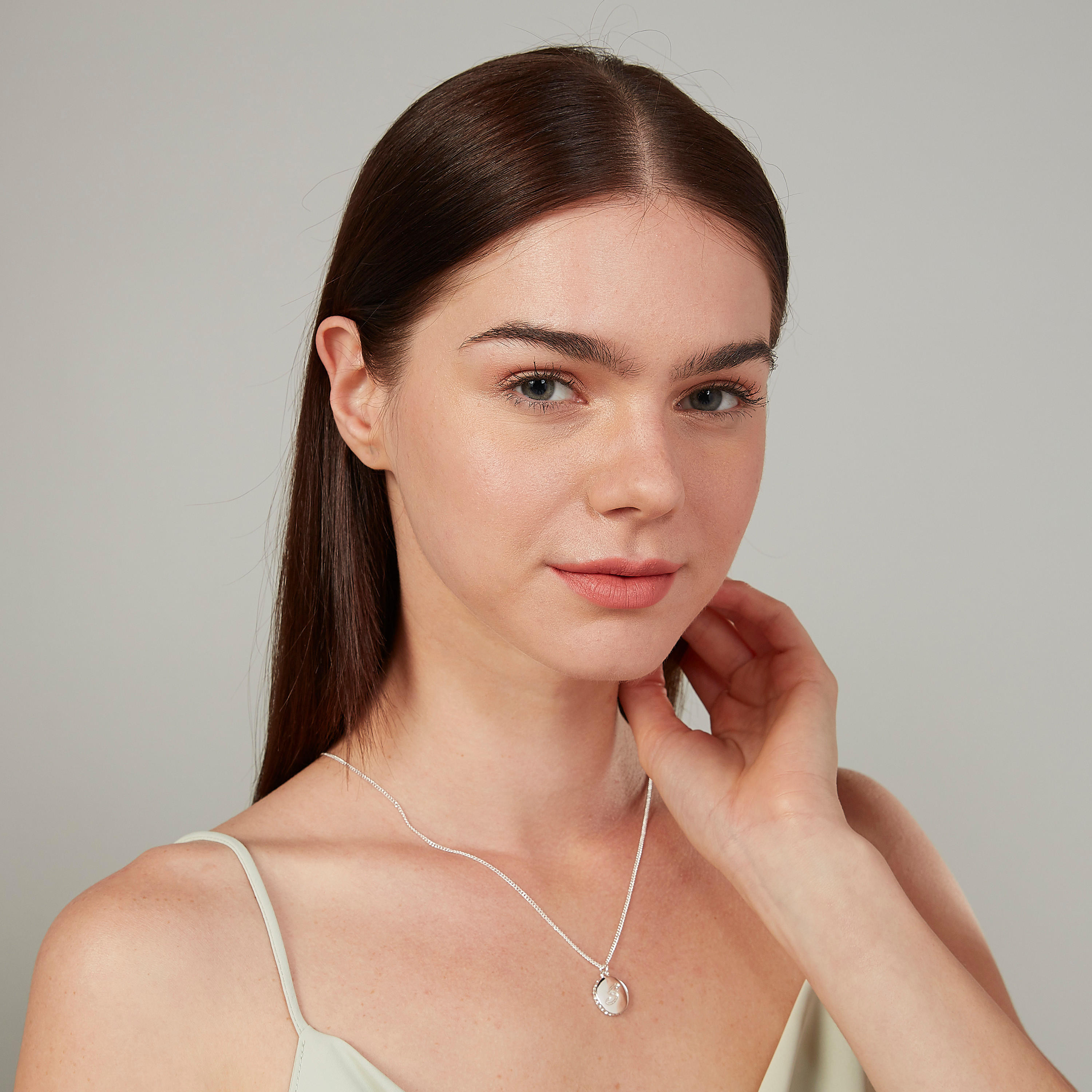 عقد مزيّن بدلاية ومشبك إغلاق-women-watchesandjewellery-jewellery-necklacesandpendants-image-2