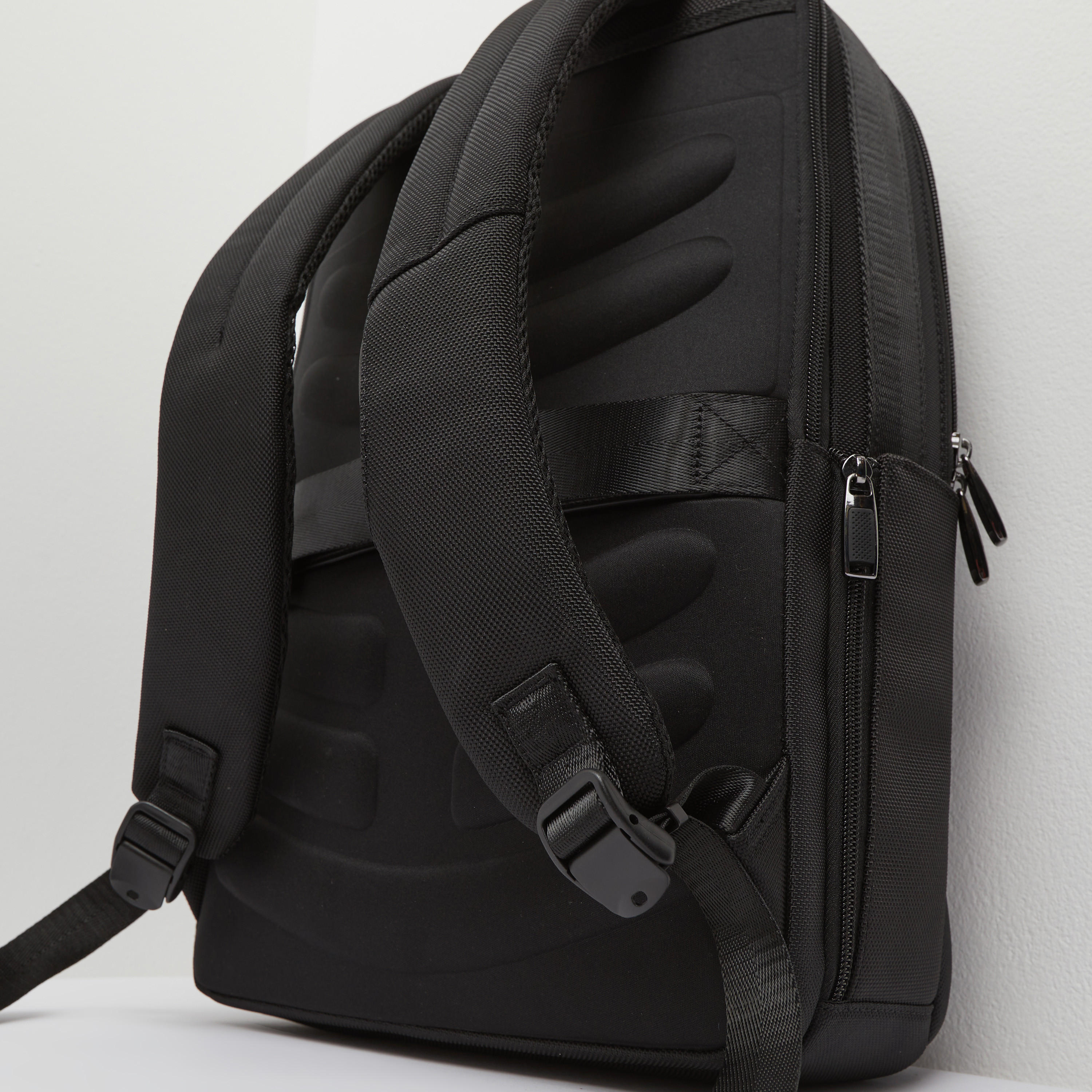 شنطة ظهر سادة بسحّاب إغلاق من دوتشيني-men-bags-image-3