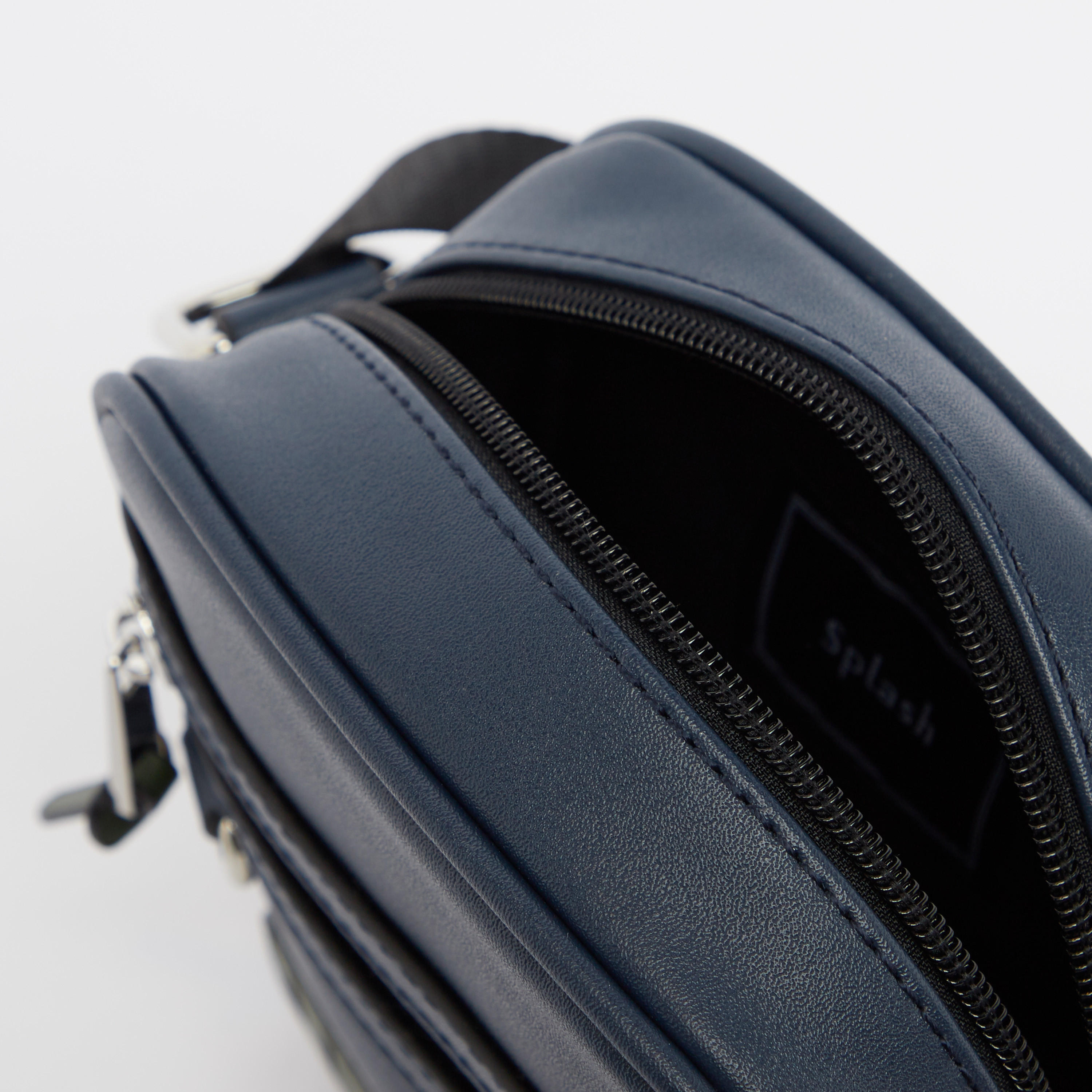 شنطة كروس بودي بارزة الملمس بحزام قابل للتعديل-men-bags-image-4