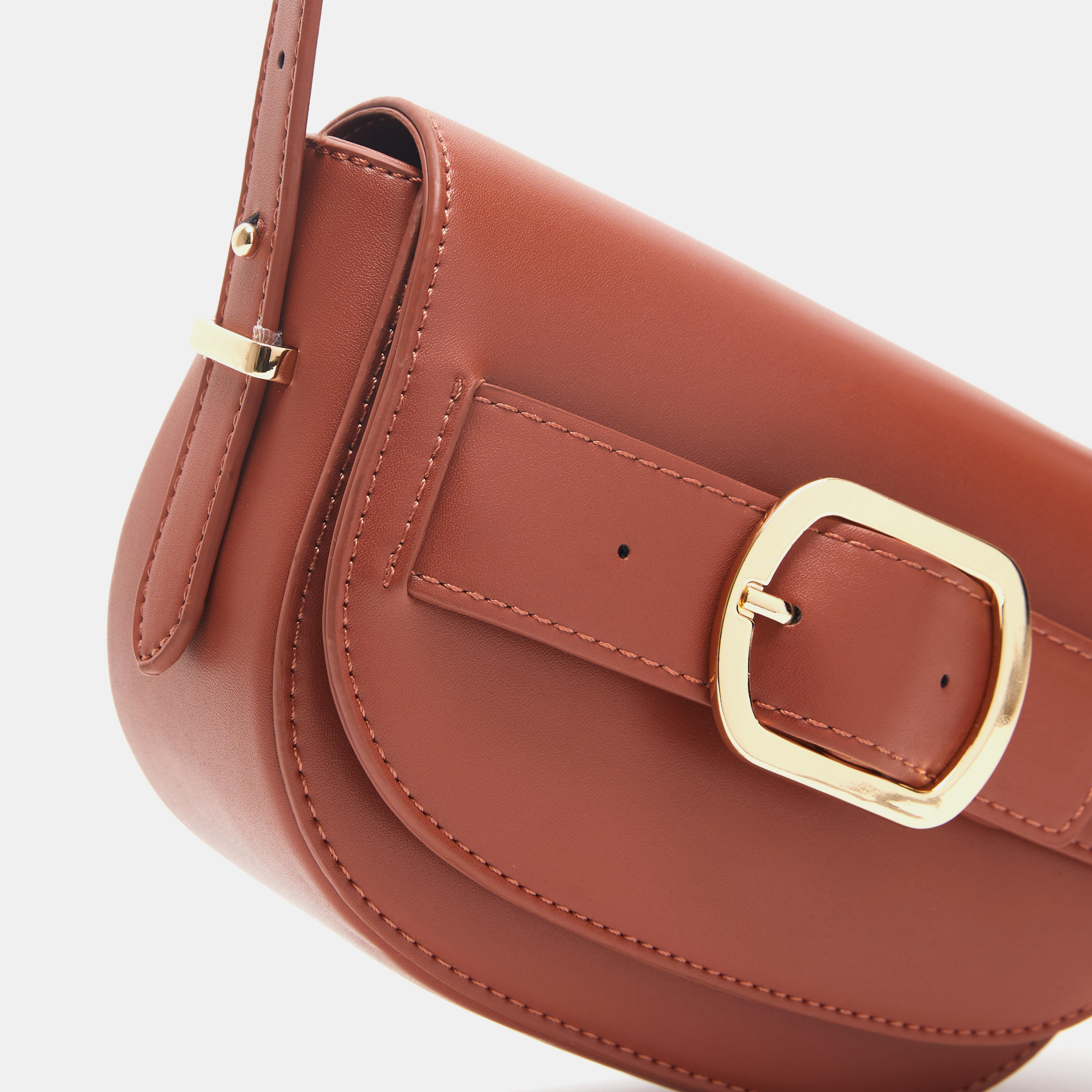 شنطة كروس بودي سادة بزينة إبزيم من سيليست-women-bagsandwallets-handbags-image-4