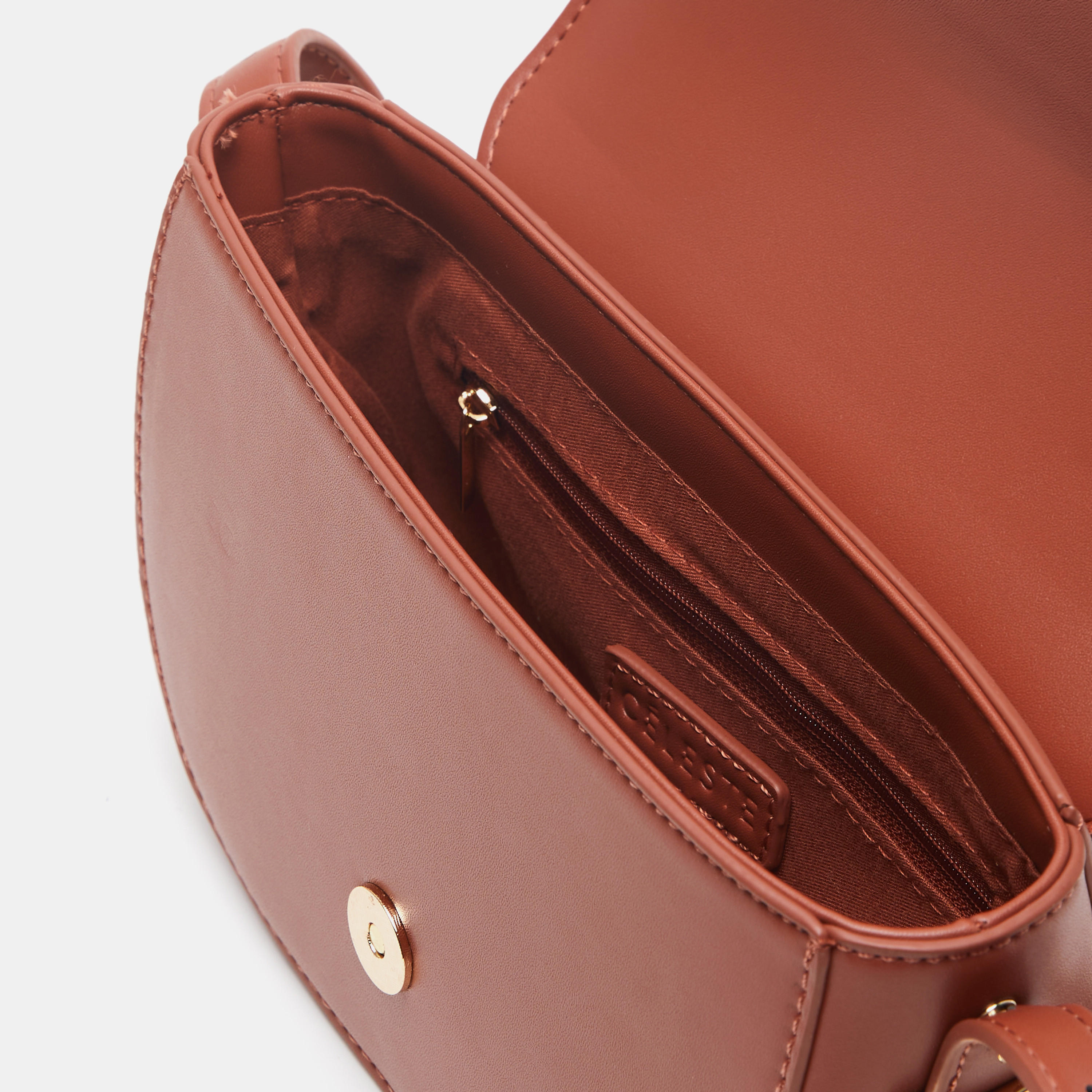 شنطة كروس بودي سادة بزينة إبزيم من سيليست-women-bagsandwallets-handbags-image-5