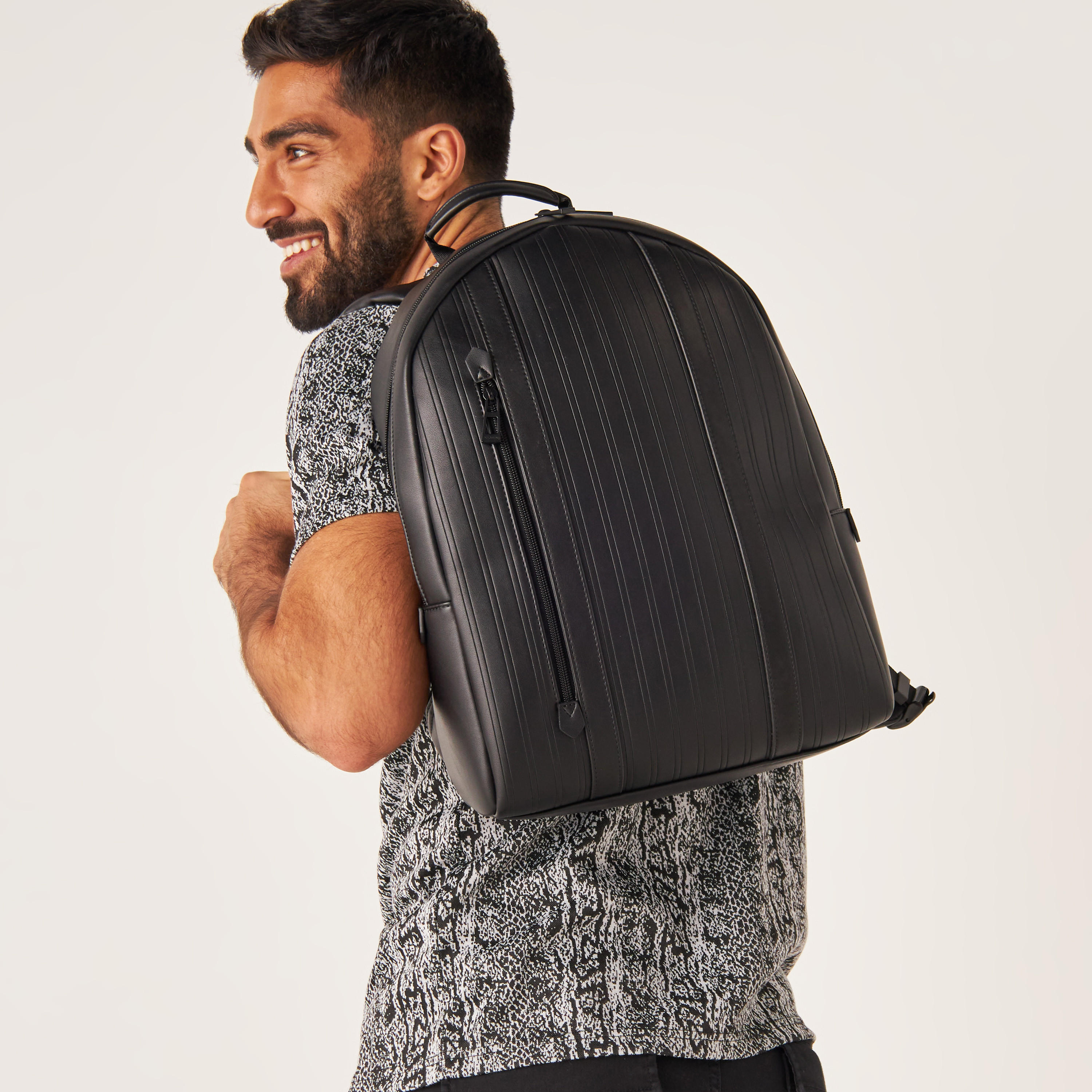 شنطة ظهر بارزة الملمس بسحاب إغلاق وأحزمة قابلة للتعديل من دوتشيني-men-bags-image-1
