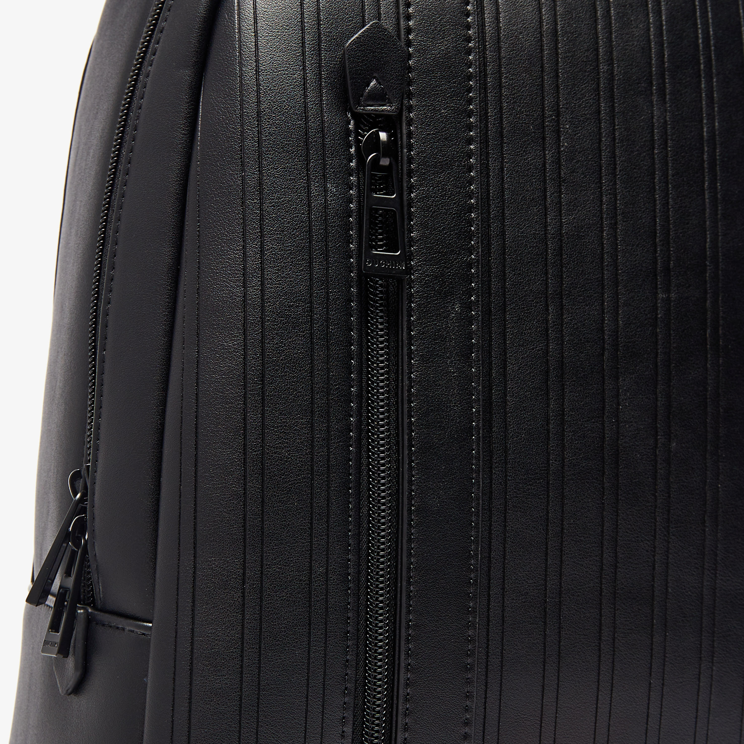 شنطة ظهر بارزة الملمس بسحاب إغلاق وأحزمة قابلة للتعديل من دوتشيني-men-bags-image-4