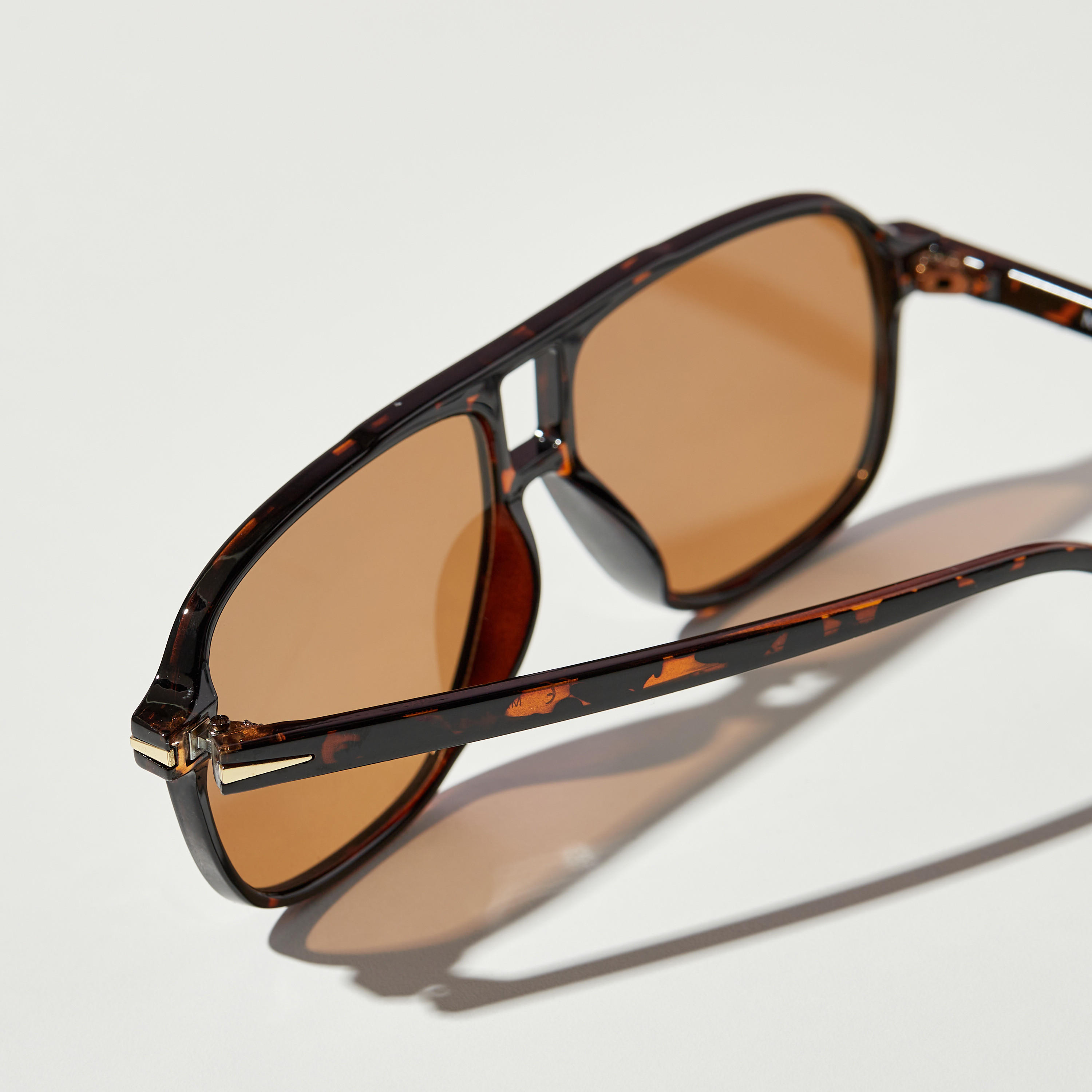 نظارة شمسية بعدسات ملونة وإطار كامل ووسادات أنف من ميستوتس-women-sunglasses-image-4