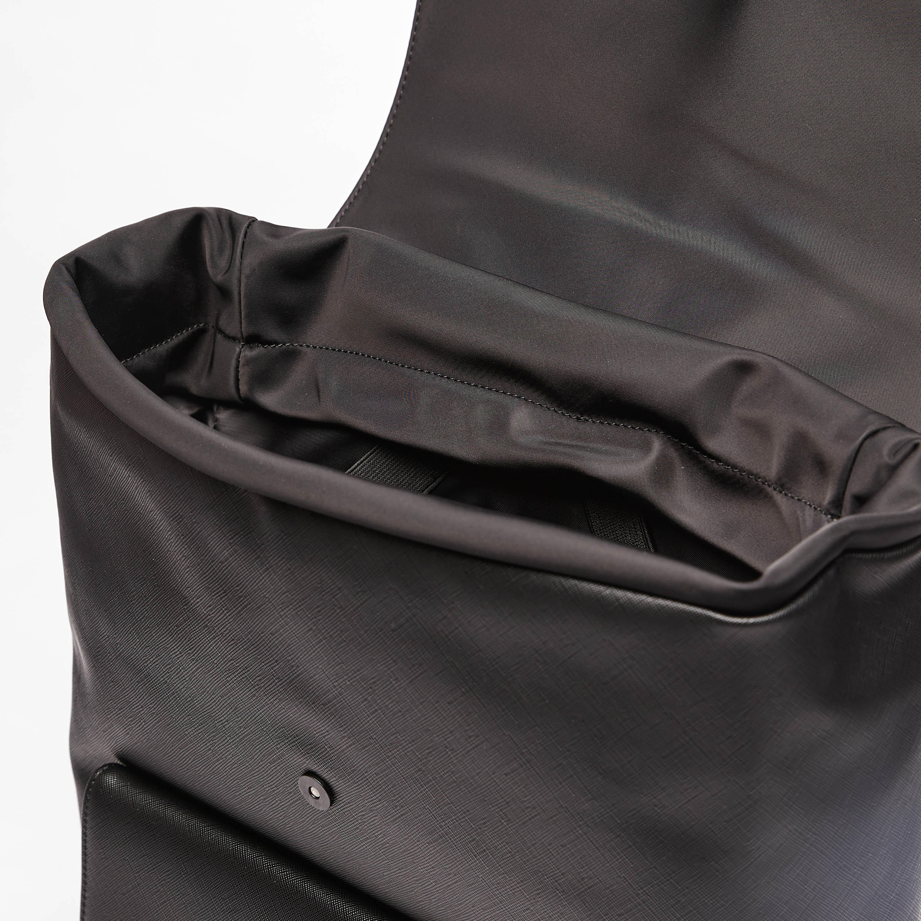 شنطة ظهر سادة بأحزمة قابلة للتعديل وطية إغلاق من دوتشيني-men-bags-image-4