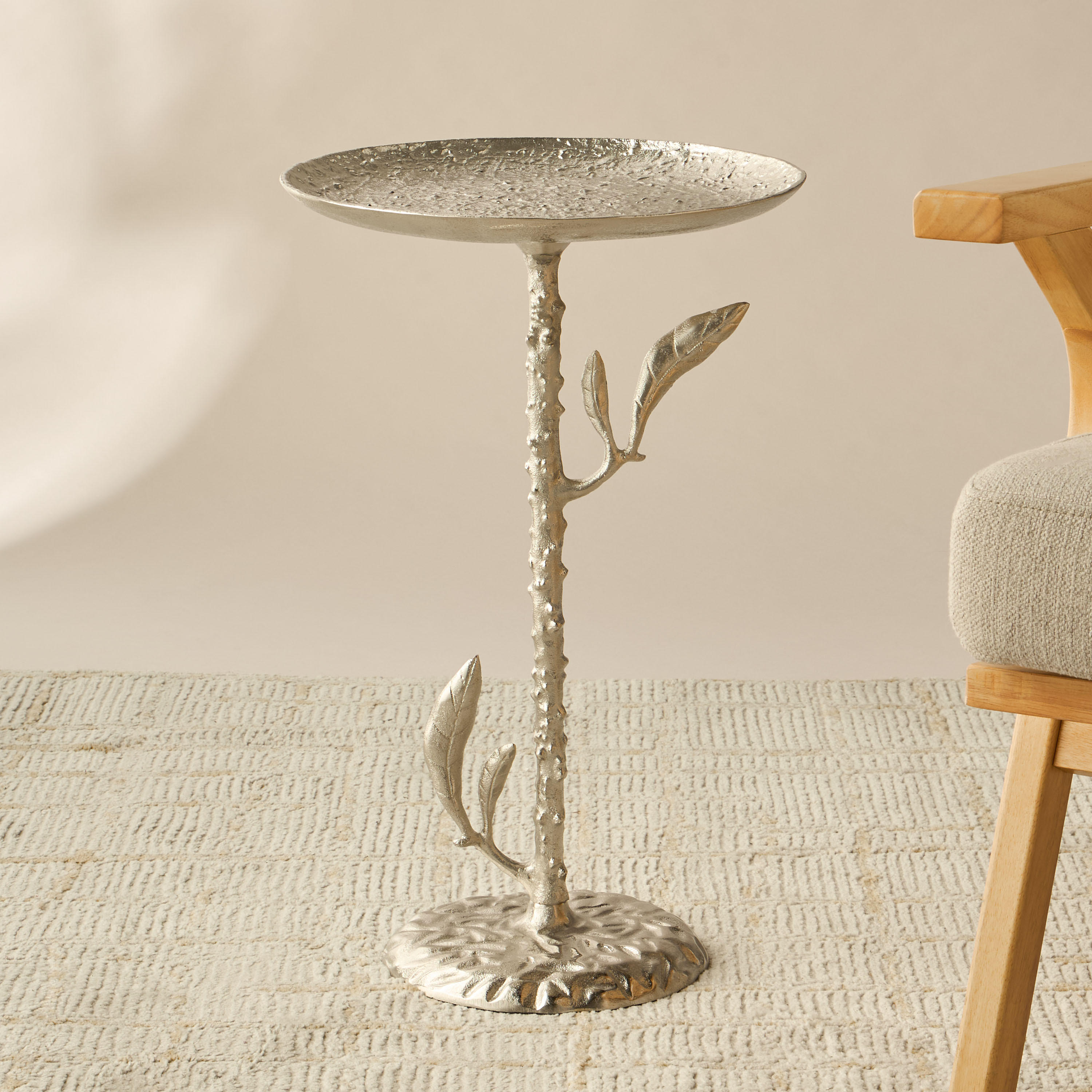 طاولة زينة بسطح معدن وقاعدة مزينة بأوراق شجر - 34x34x55 سم-furniture-livingroom-sideandendtables-image-2