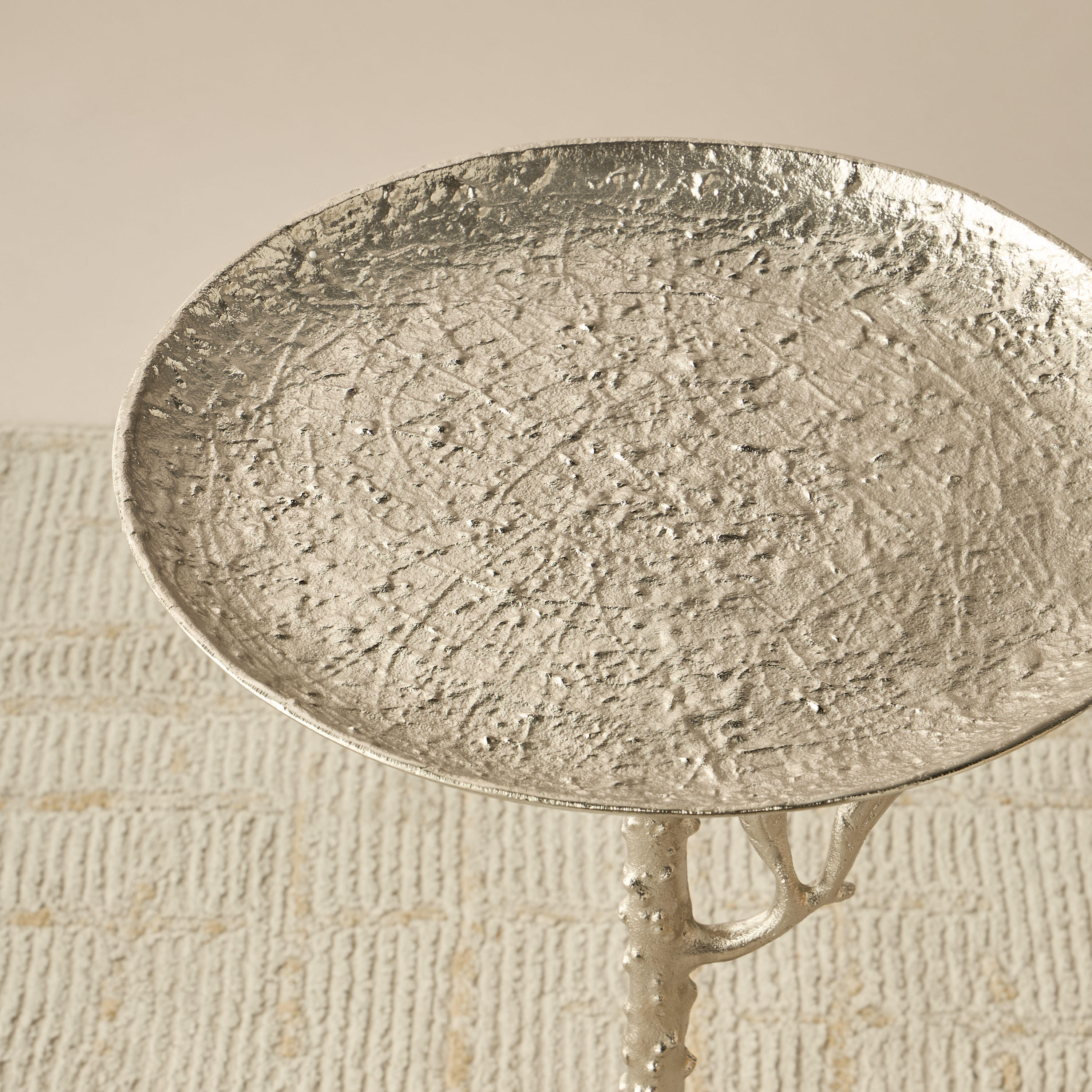 طاولة زينة بسطح معدن وقاعدة مزينة بأوراق شجر - 34x34x55 سم-furniture-livingroom-sideandendtables-image-5