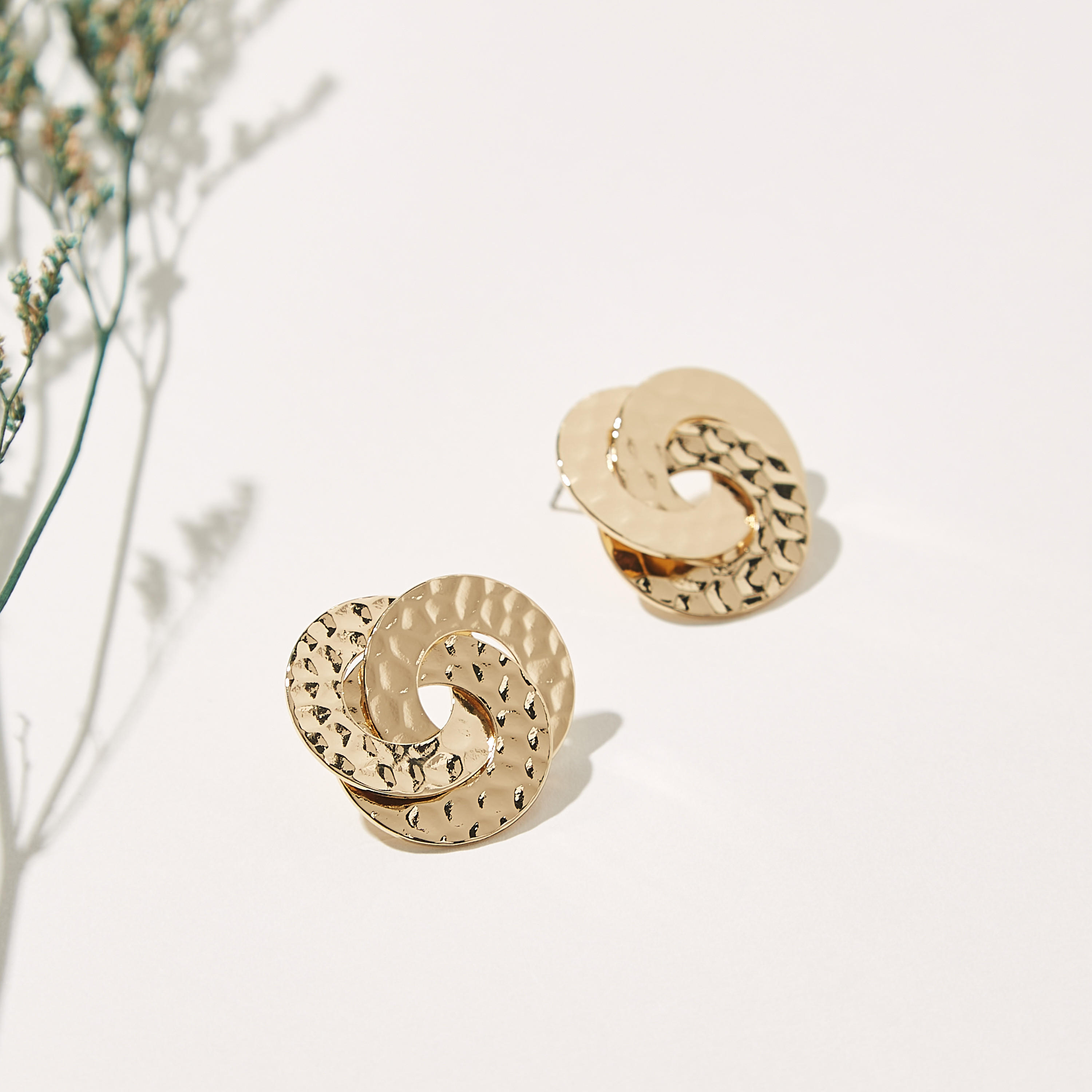 أقراط بارزة الملمس بمكبس إغلاق خلفي-women-watchesandjewellery-jewellery-earrings-image-1
