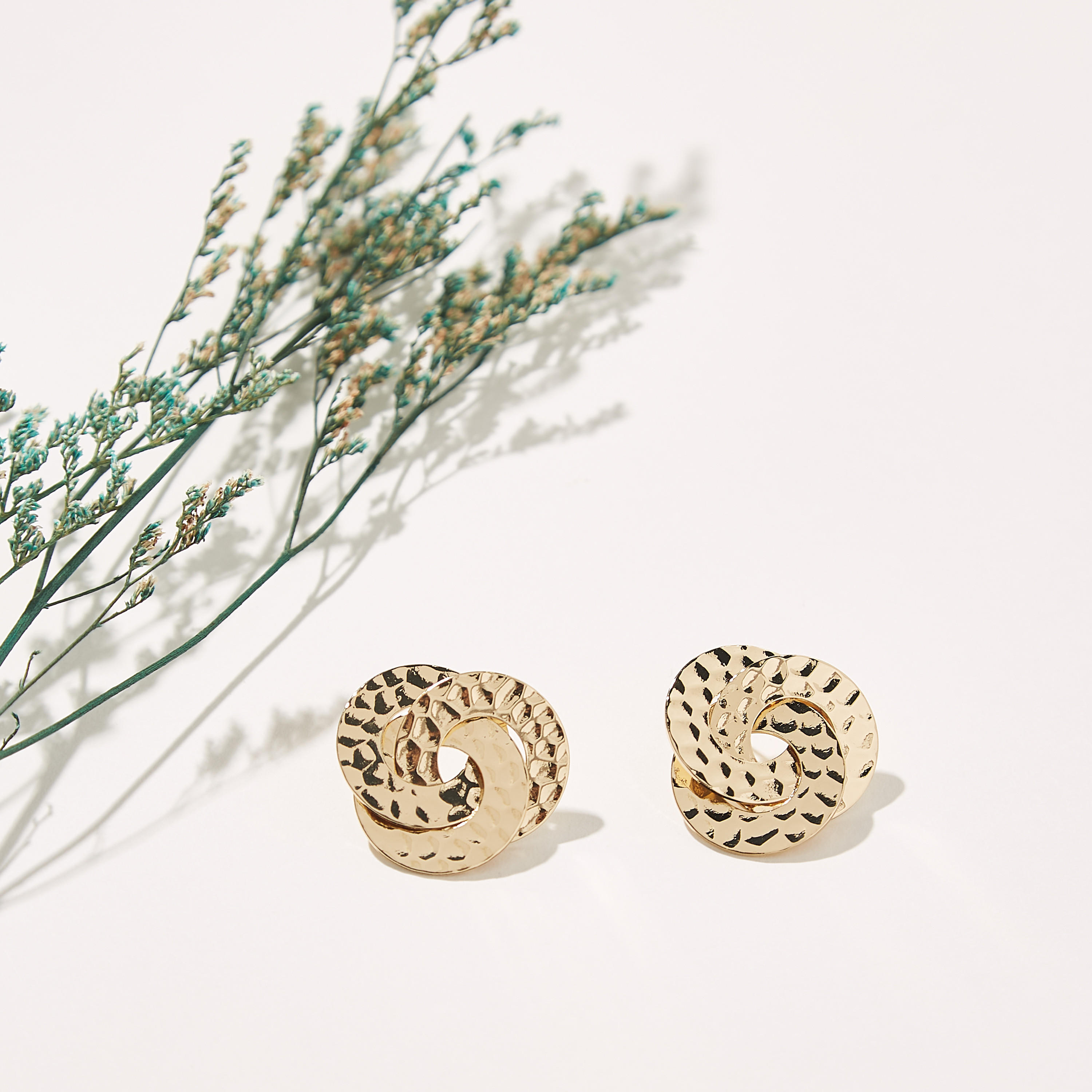 أقراط بارزة الملمس بمكبس إغلاق خلفي-women-watchesandjewellery-jewellery-earrings-image-2