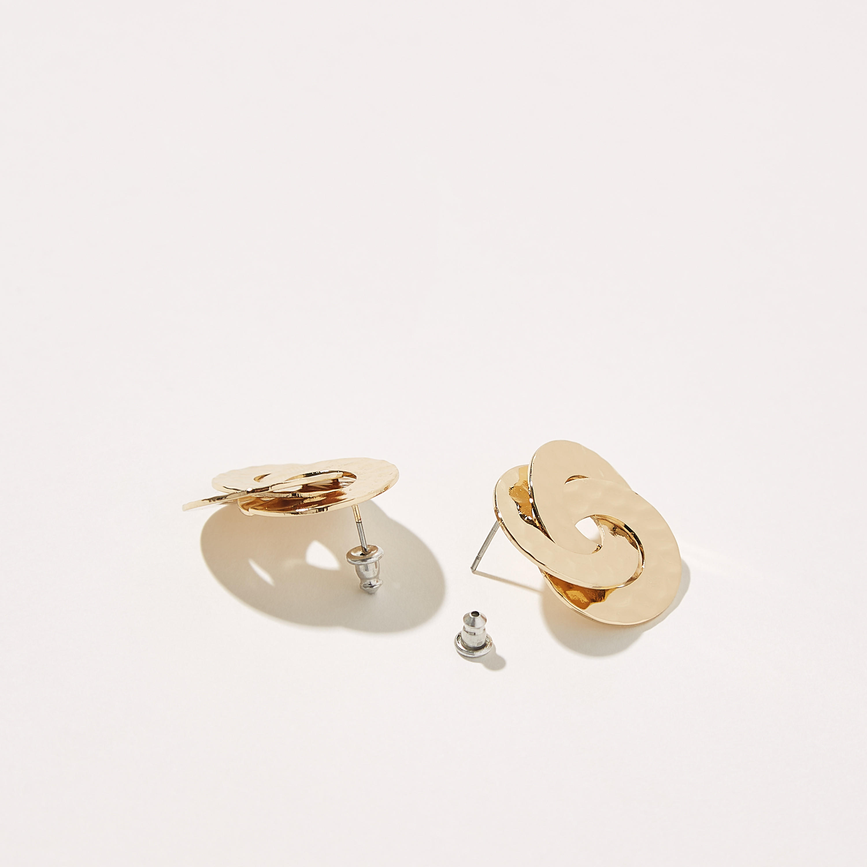أقراط بارزة الملمس بمكبس إغلاق خلفي-women-watchesandjewellery-jewellery-earrings-image-3