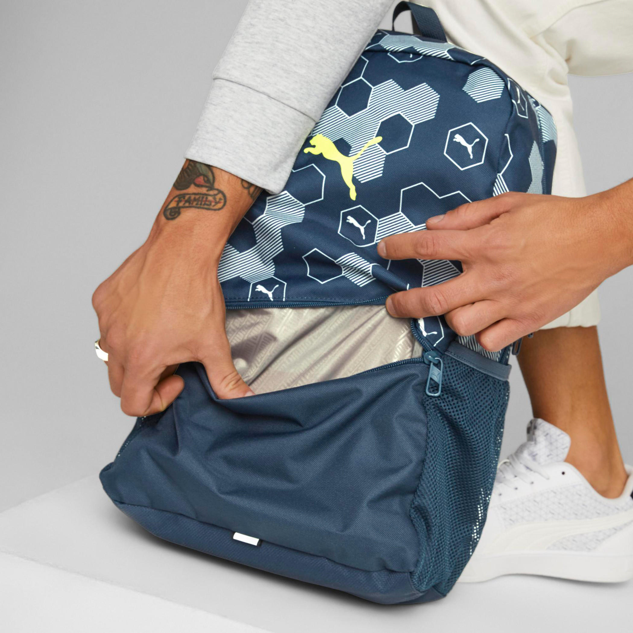 شنطة ظهر بسحاب إغلاق وحمالات قابلة للتعديل وطبعات شعار من بوما-men-bags-image-6