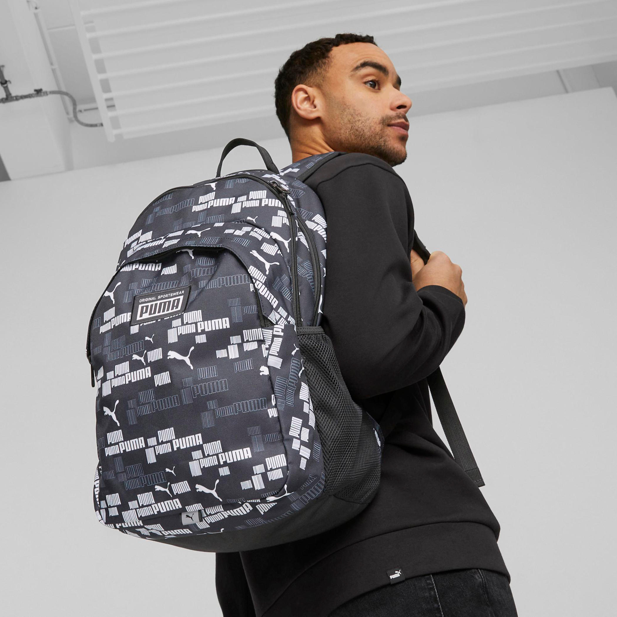 شنطة ظهر بحمالات كتف قابلة للتعديل وسحّاب إغلاق وطبعات شعار من بوما-men-bags-image-4