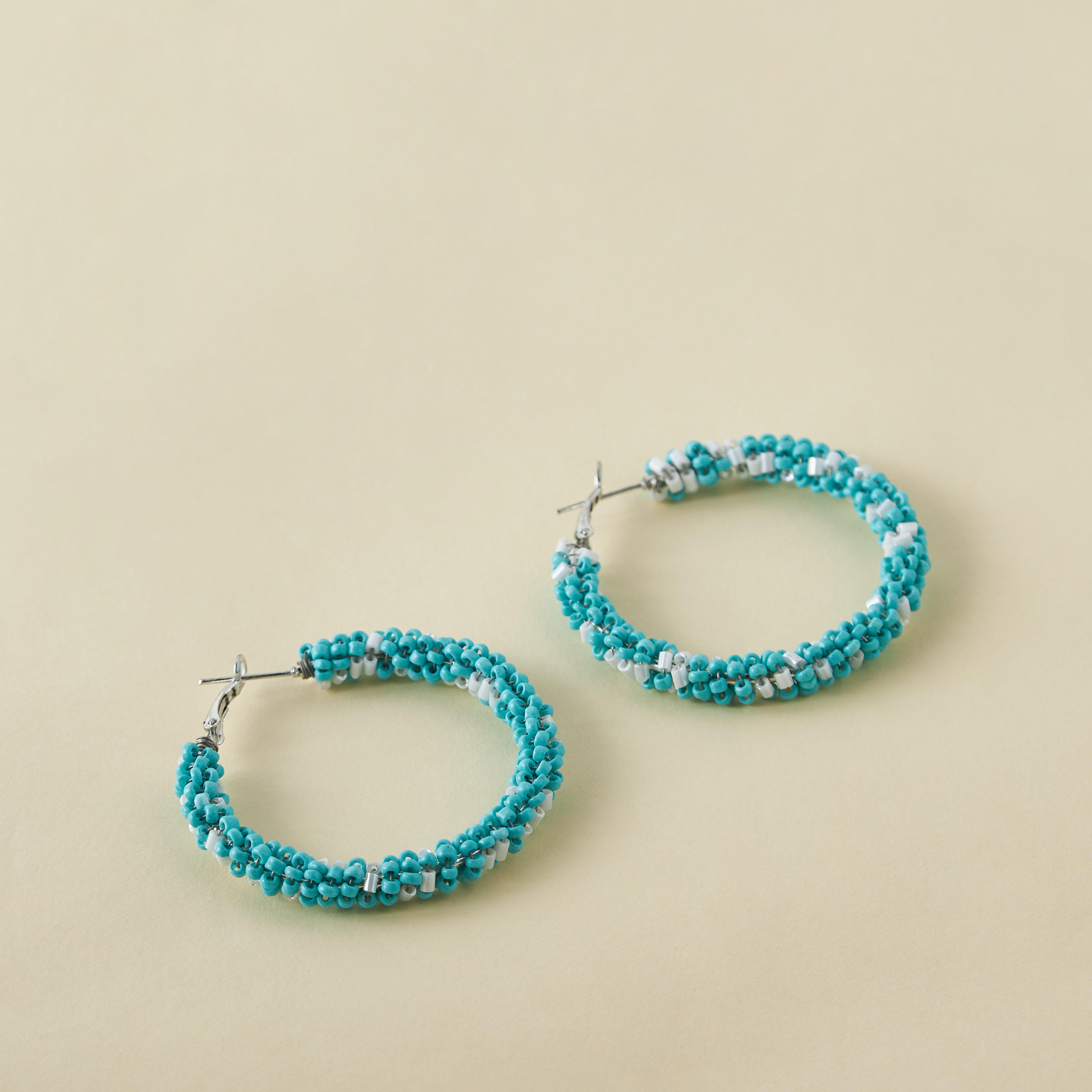 حلق ميتاليك بقفل مفصلي-women-watchesandjewellery-jewellery-earrings-image-1