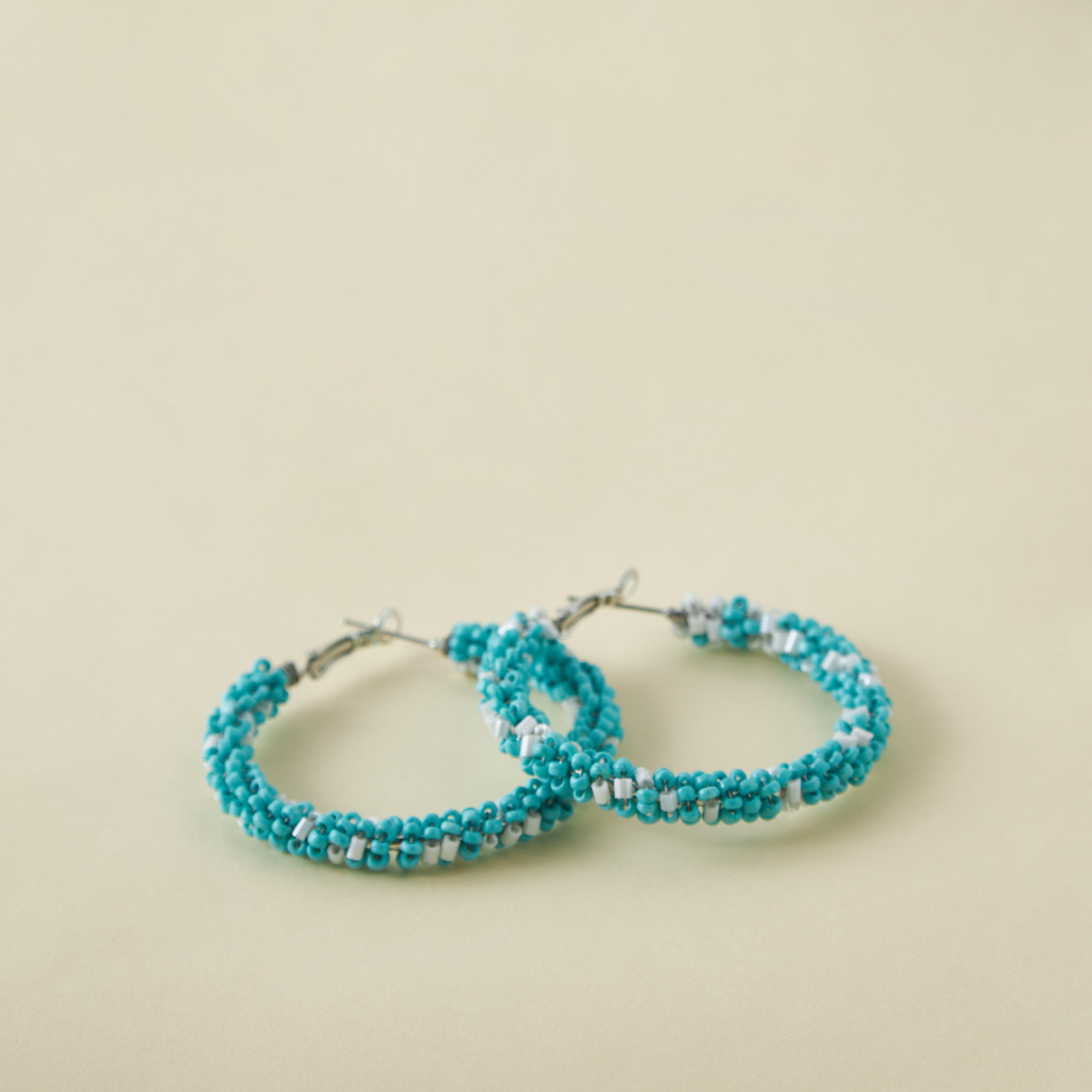 حلق ميتاليك بقفل مفصلي-women-watchesandjewellery-jewellery-earrings-image-2