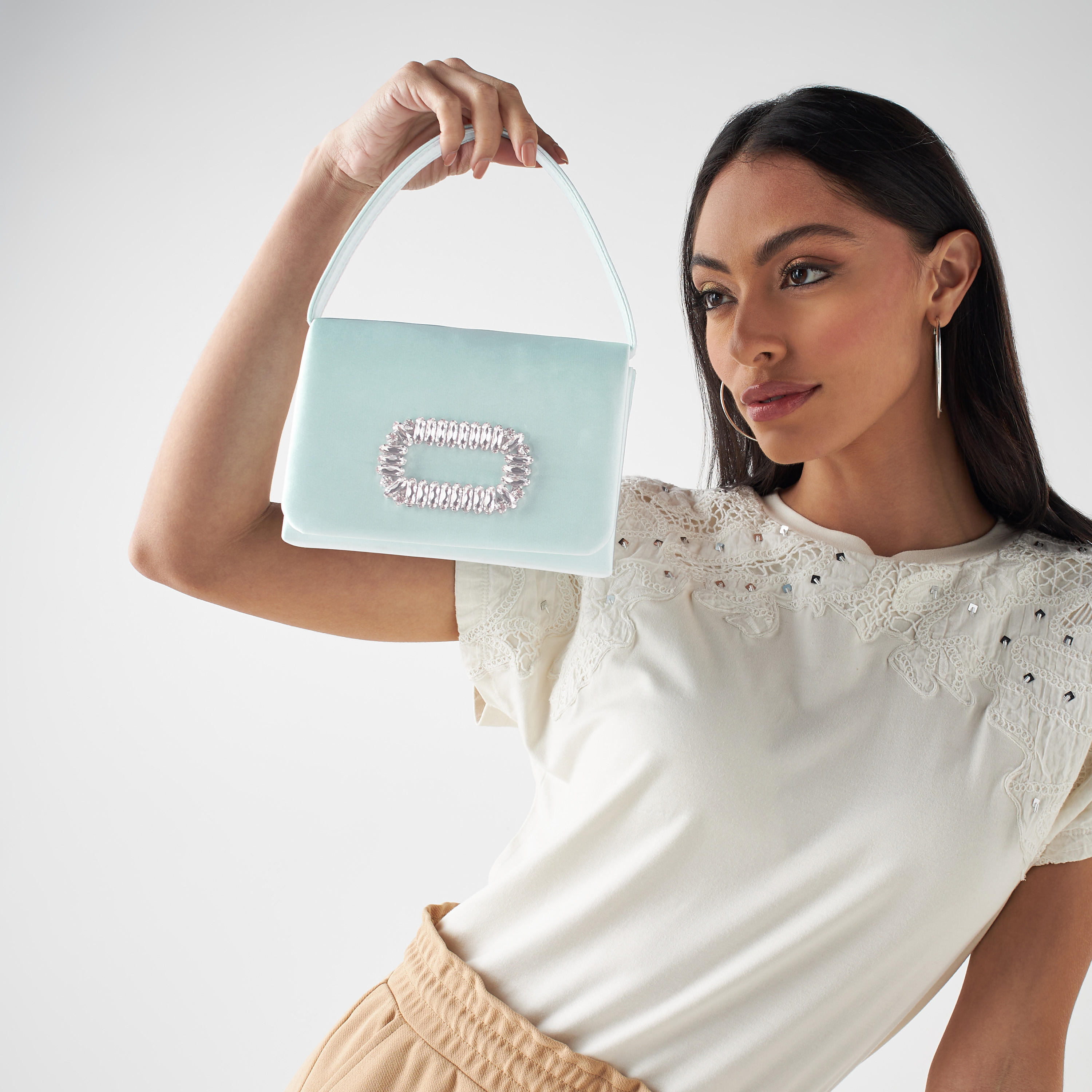شنطة كروس بودي مزينة بحجر الراين وحزام سلسلة من ساشا-women-bagsandwallets-handbags-image-2