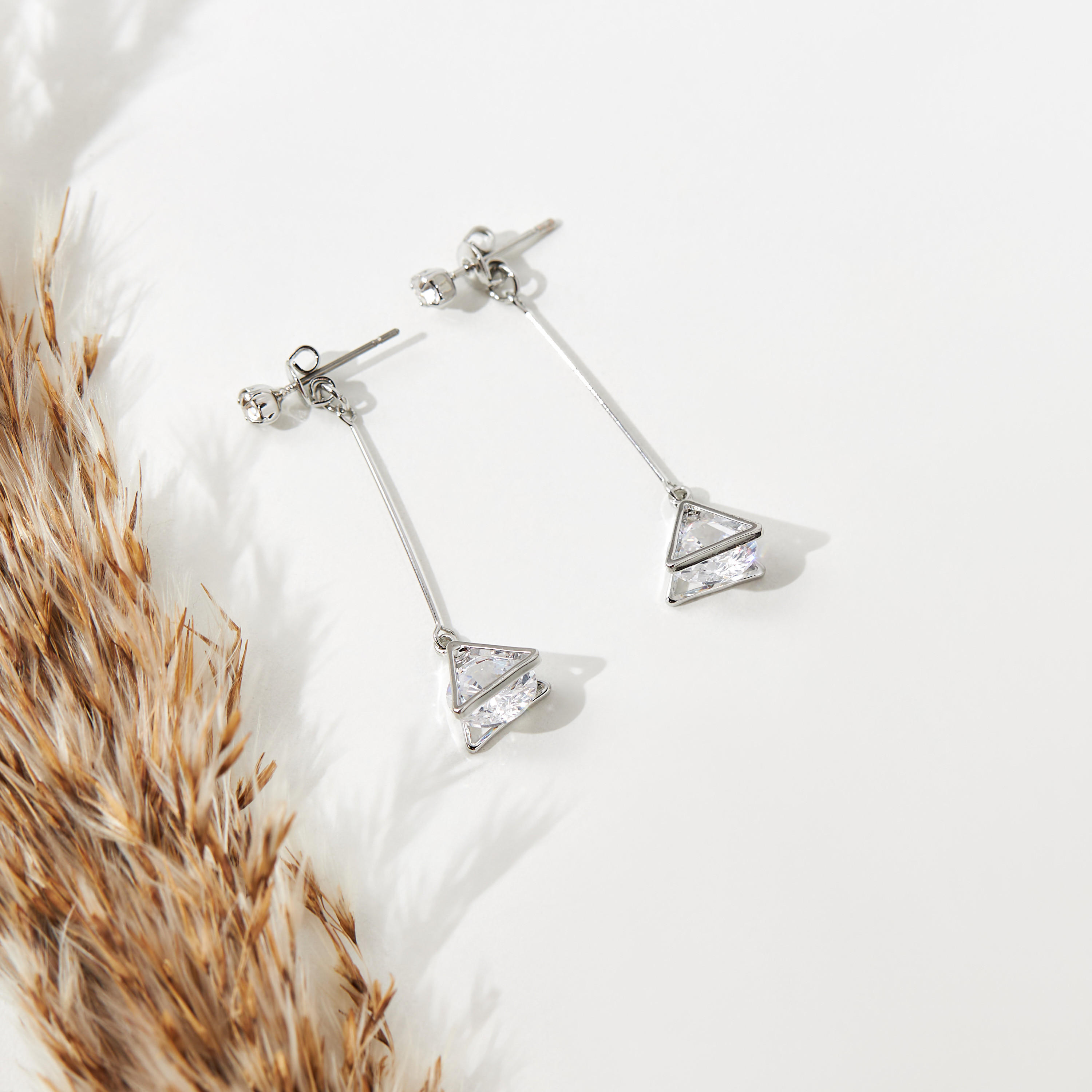 حلق متدلي مزيّن بمكبس إغلاق خلفي-women-watchesandjewellery-jewellery-earrings-image-1