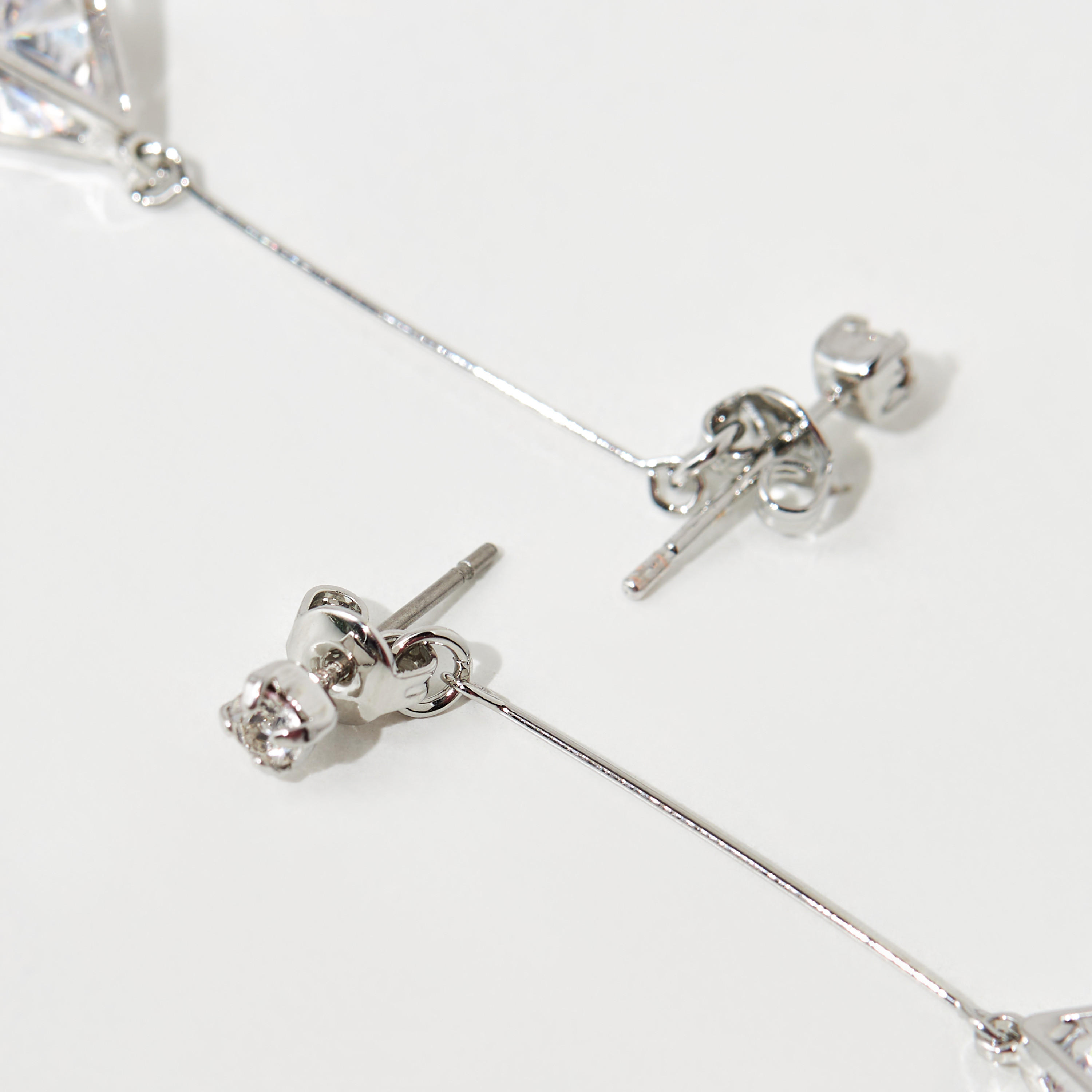 حلق متدلي مزيّن بمكبس إغلاق خلفي-women-watchesandjewellery-jewellery-earrings-image-3
