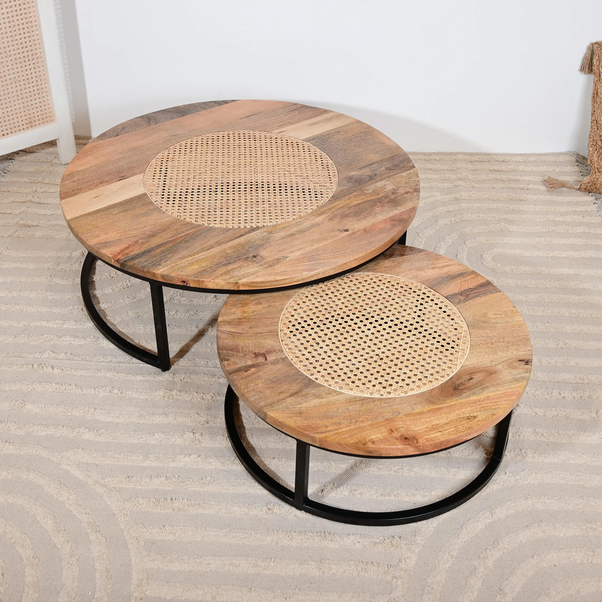 طاولات متداخلة بسطح خشب المانجو وقاعدة حامل قطعتين من هوم كارفينج-furniture-livingroom-nestoftables-image-3
