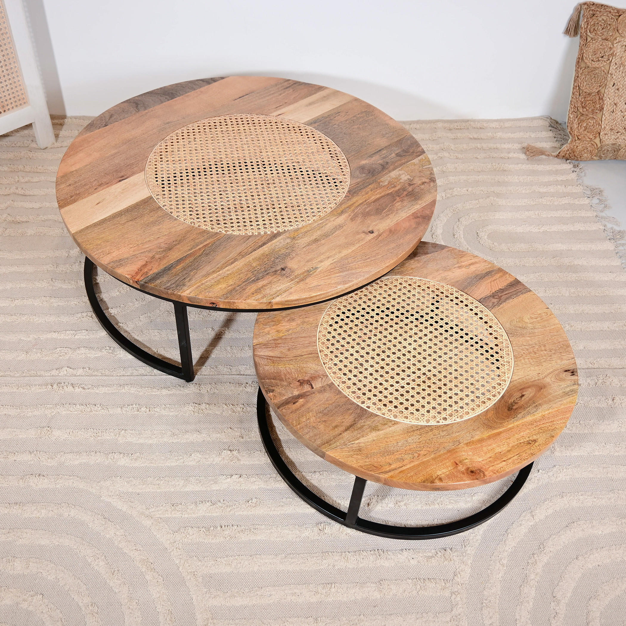 طاولات متداخلة بسطح خشب المانجو وقاعدة حامل قطعتين من هوم كارفينج-furniture-livingroom-nestoftables-image-5