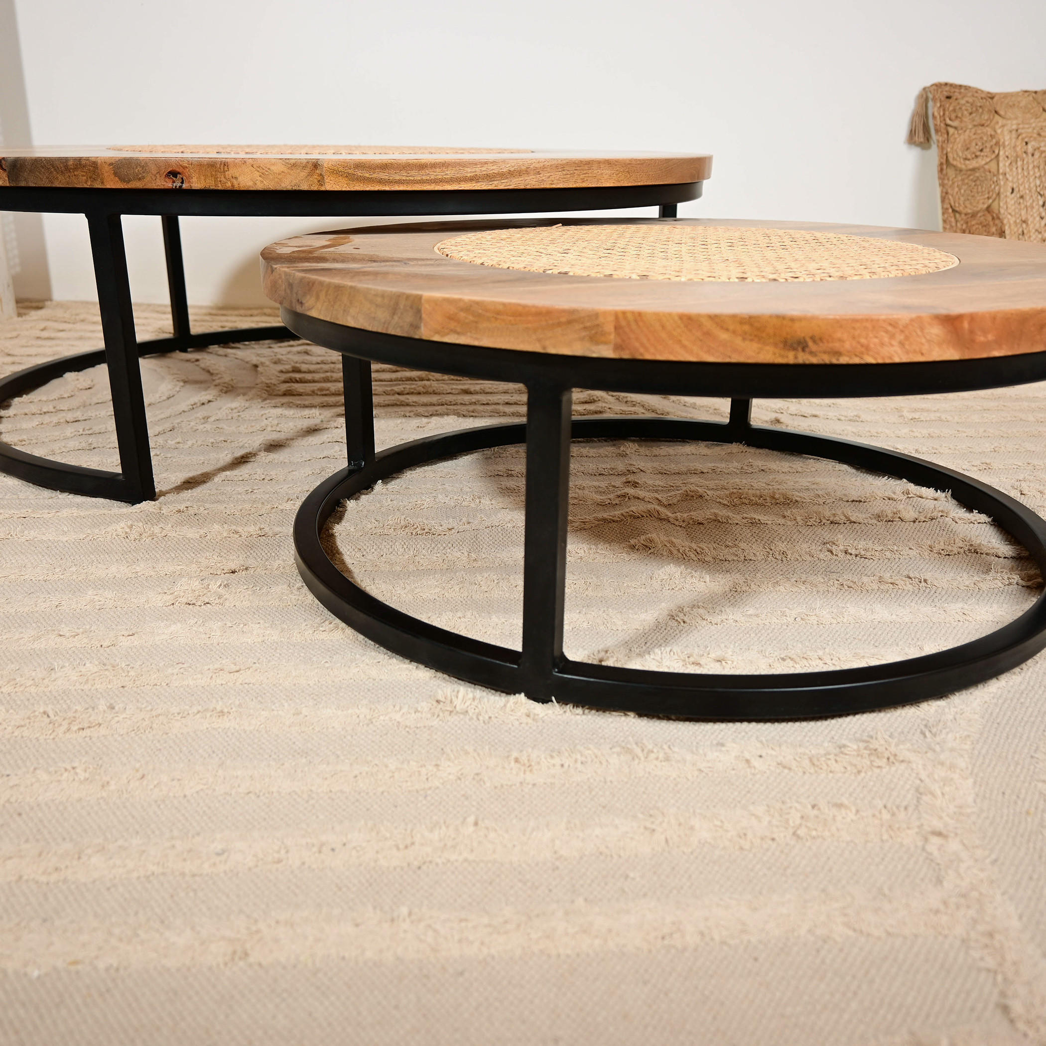 طاولات متداخلة بسطح خشب المانجو وقاعدة حامل قطعتين من هوم كارفينج-furniture-livingroom-nestoftables-image-8