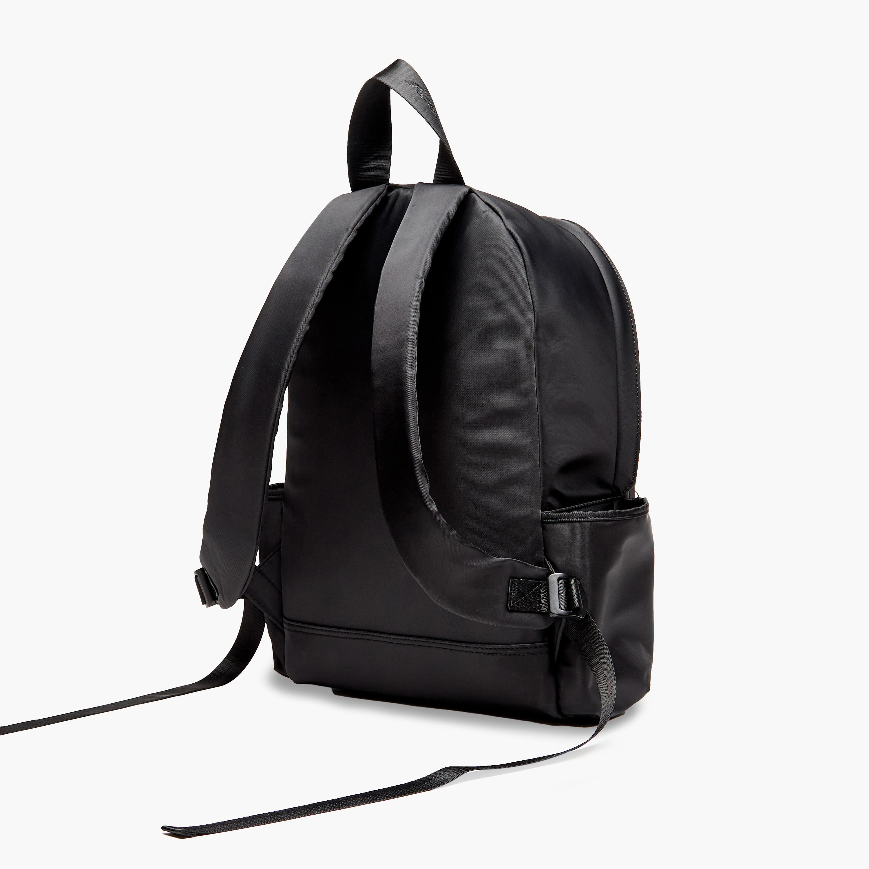 شنطة ظهر سادة بحمّالات قابل للتعديل وسحاب إغلاق من ميسي-men-bags-image-4