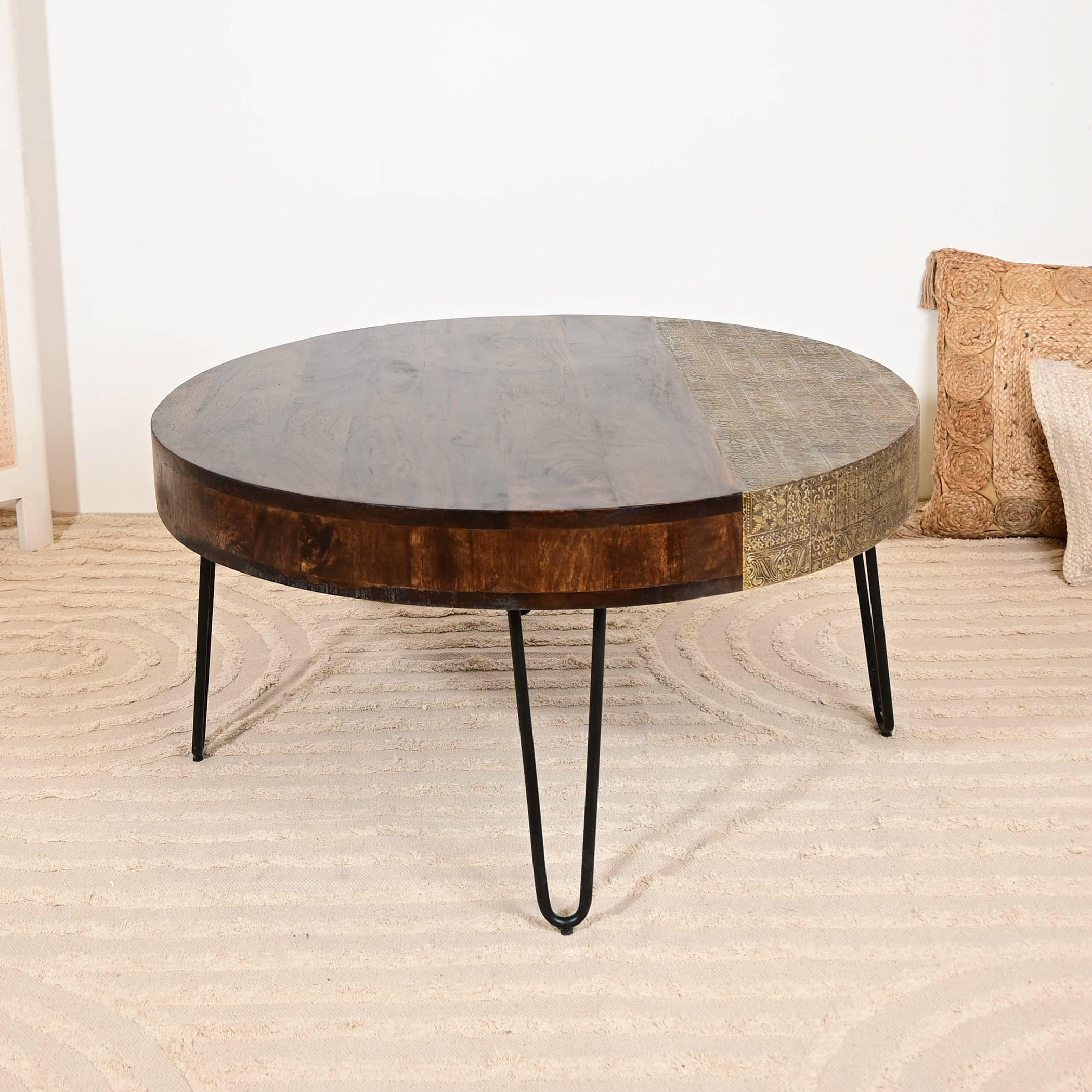 طاولة قهوة بسطح خشبي وتفاصيل معدنية من هوم كارفينج - 46x90x46 سم-furniture-livingroom-sideandendtables-image-2