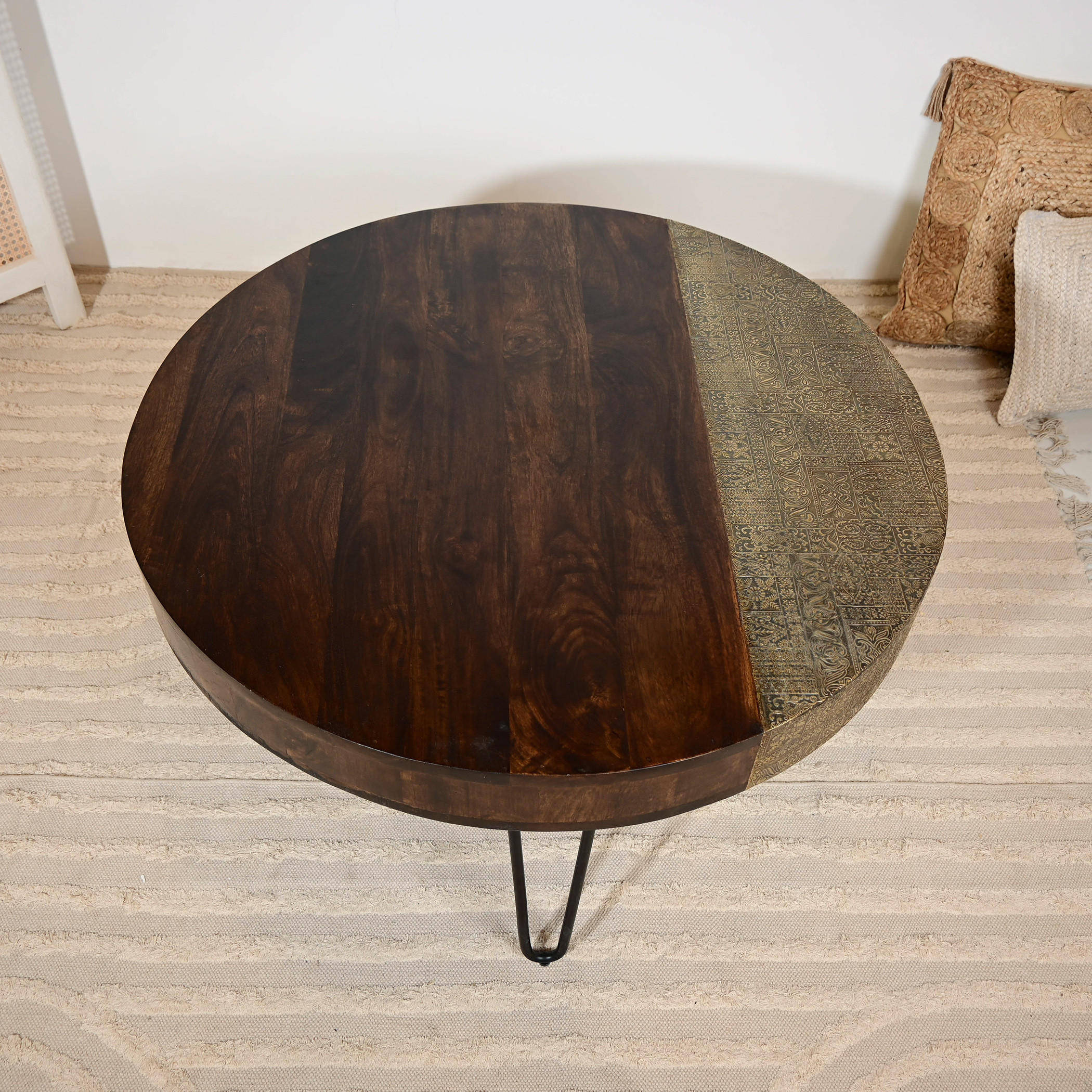 طاولة قهوة بسطح خشبي وتفاصيل معدنية من هوم كارفينج - 46x90x46 سم-furniture-livingroom-sideandendtables-image-6