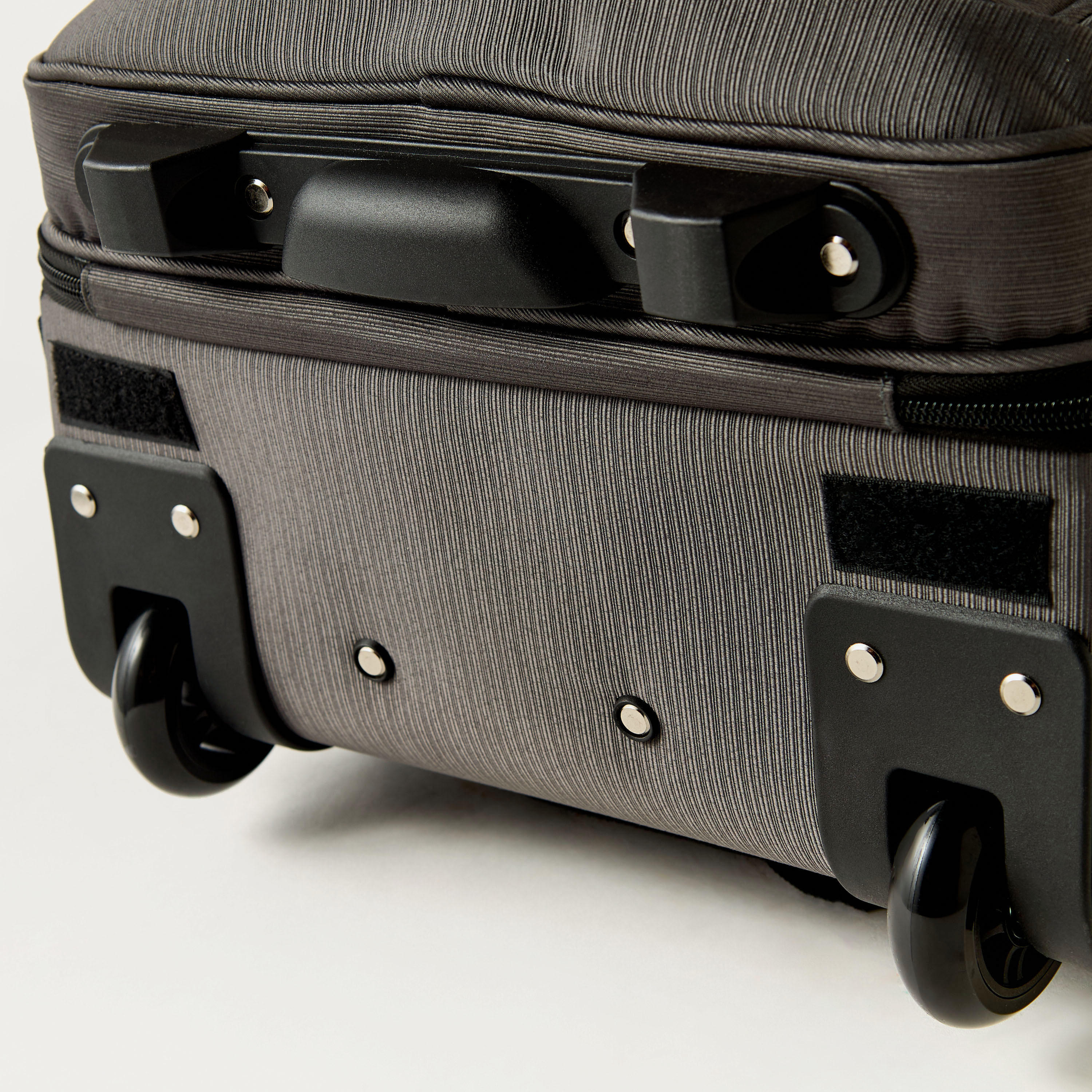 شنطة ظهر ترولي 18 بوصة بارزة الملمس بمقبض قابل للسحب - 47x33x21 سم-school-bagsandbackpacks-trolleybags-image-9