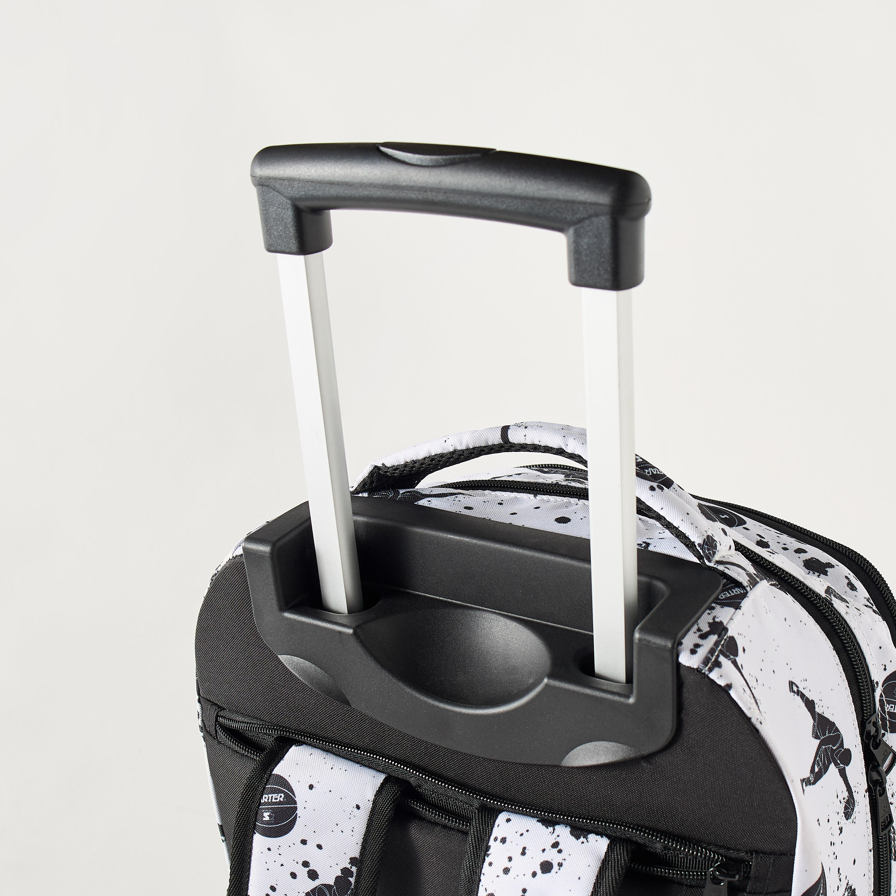 شنطة ترولي بطبعات ألعاب ومقبض قابل للسحب من ستارتر - 34x48 سم-school-bagsandbackpacks-trolleybags-image-12