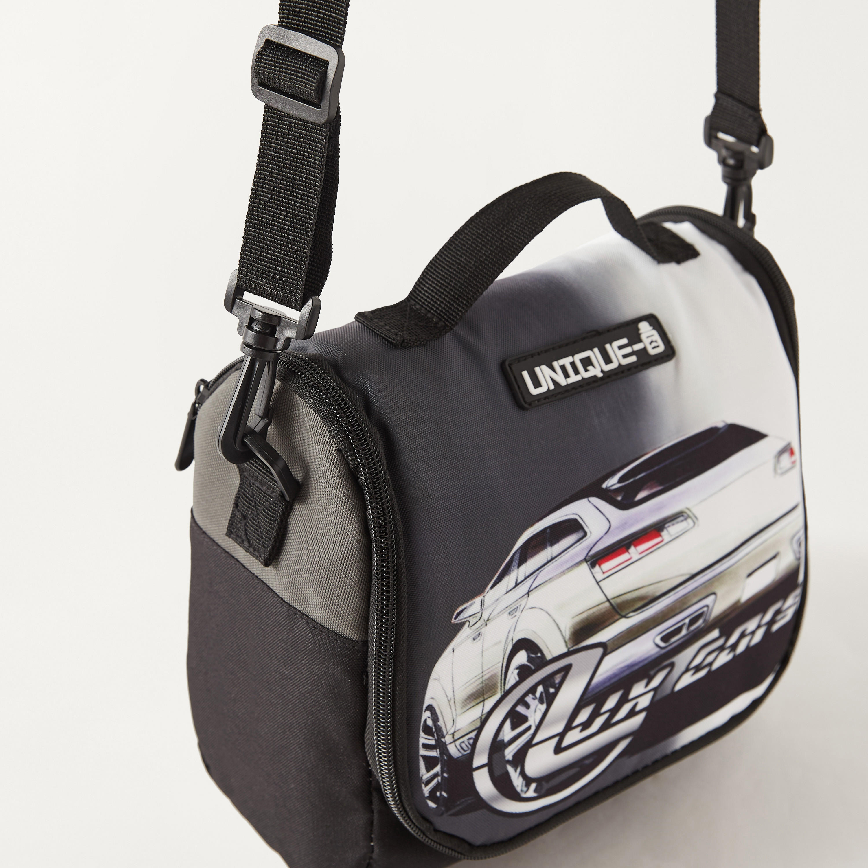 شنطة غداء بحمالات قابلة للتعديل وسحاب إغلاق بطبعات من يونيك - 1-school-lunchessentials-lunchbags-image-3