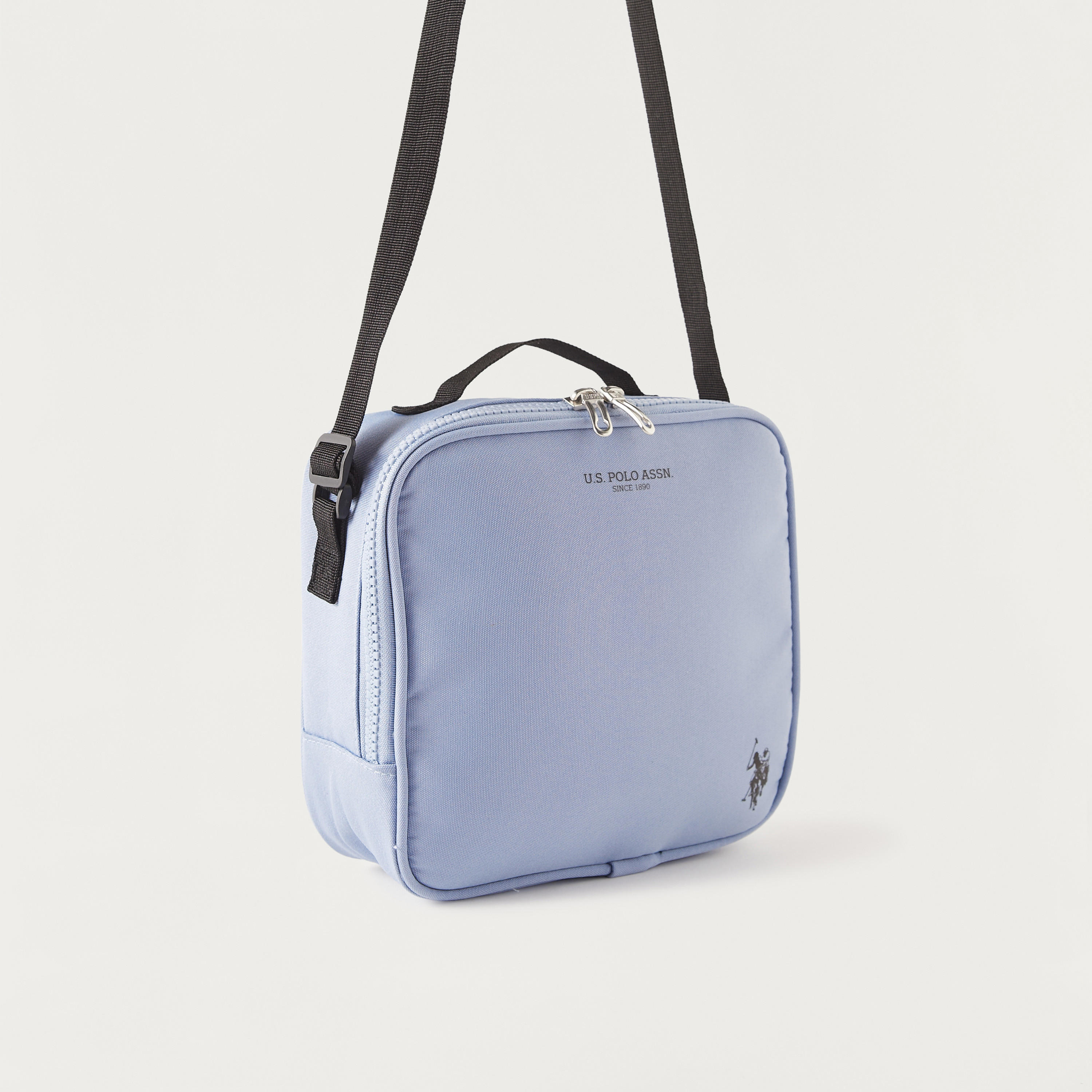 شنطة غداء بحزام قابل للتعديل وسحاب إغلاق وطبعات شعار من يو إس بولو أسن-school-lunchessentials-lunchbags-image-2