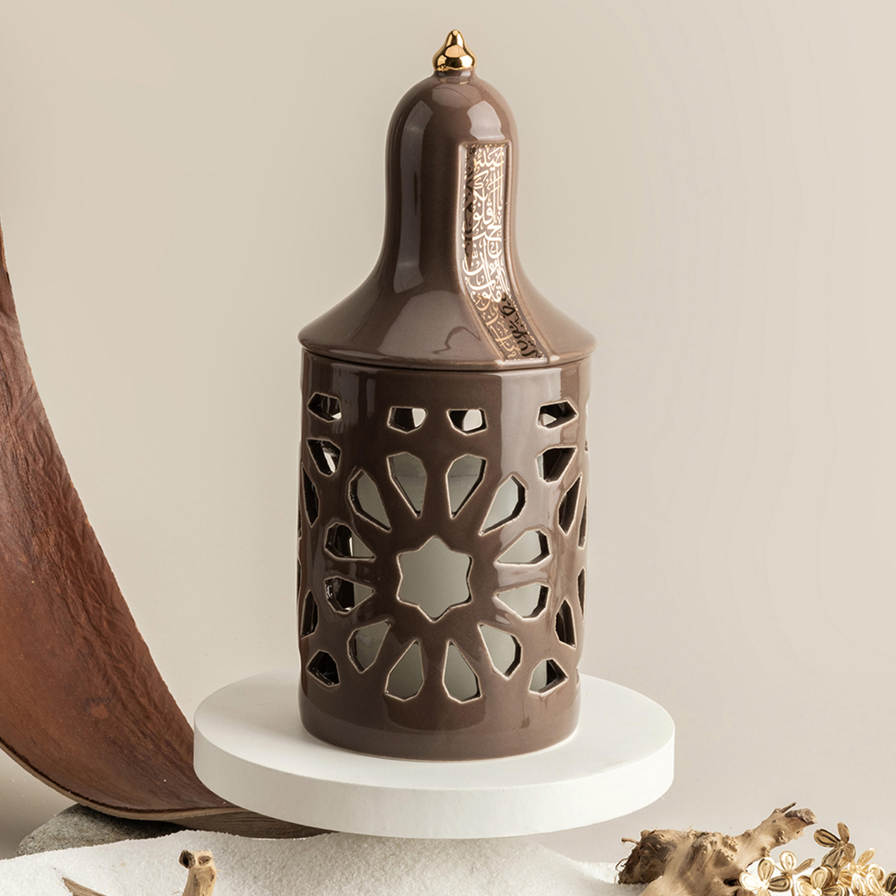 حامل شموع صغيرة بورسلان مزيّن بتصاميم مفرغة وطبعات نور من أوتانتيك - 21 سم-household-decor-candleholdersandlanterns-image-1