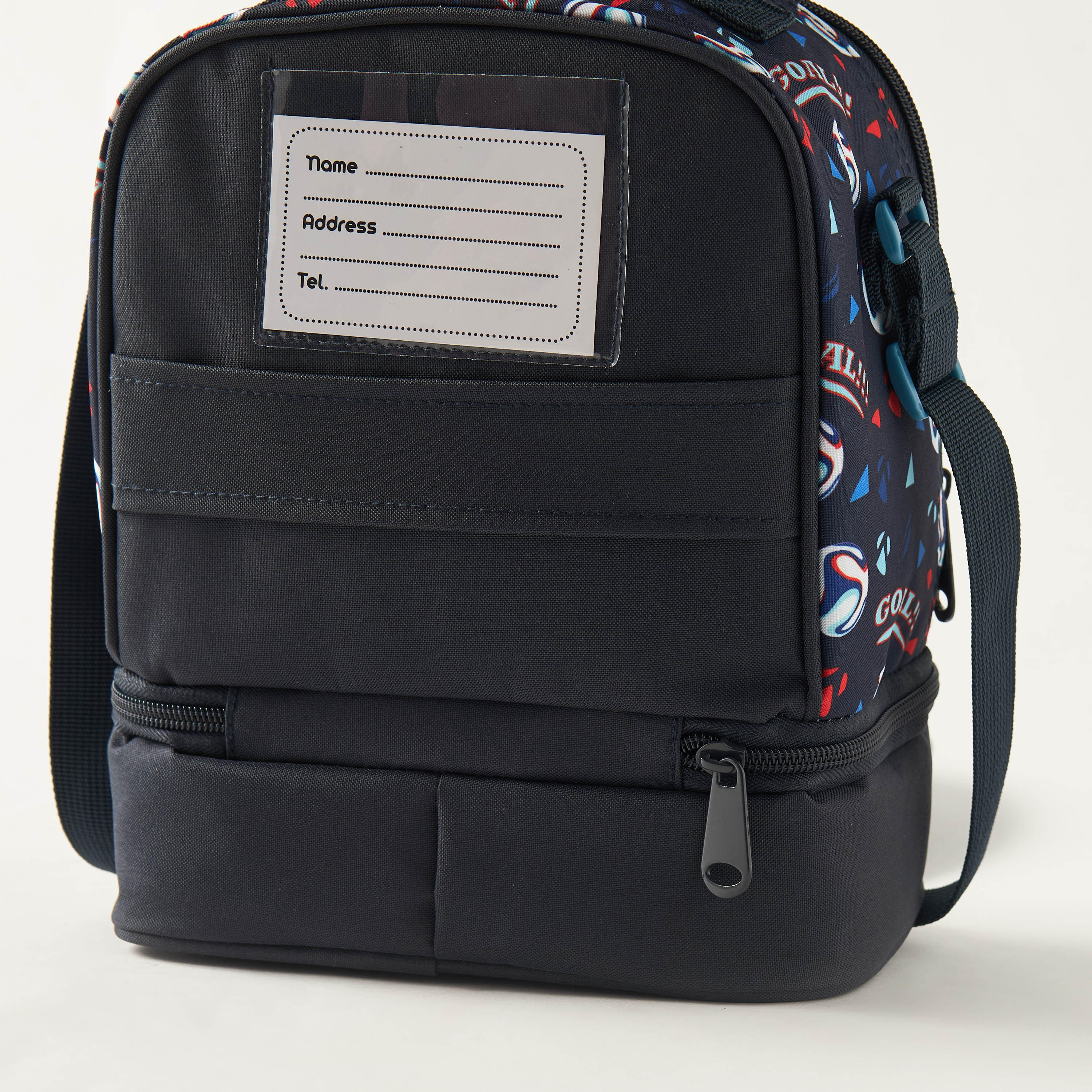 شنطة غداء قسمين بحزام قابل للتعديل وطبعات كرة قدم من ماست-school-lunchessentials-lunchbags-image-4