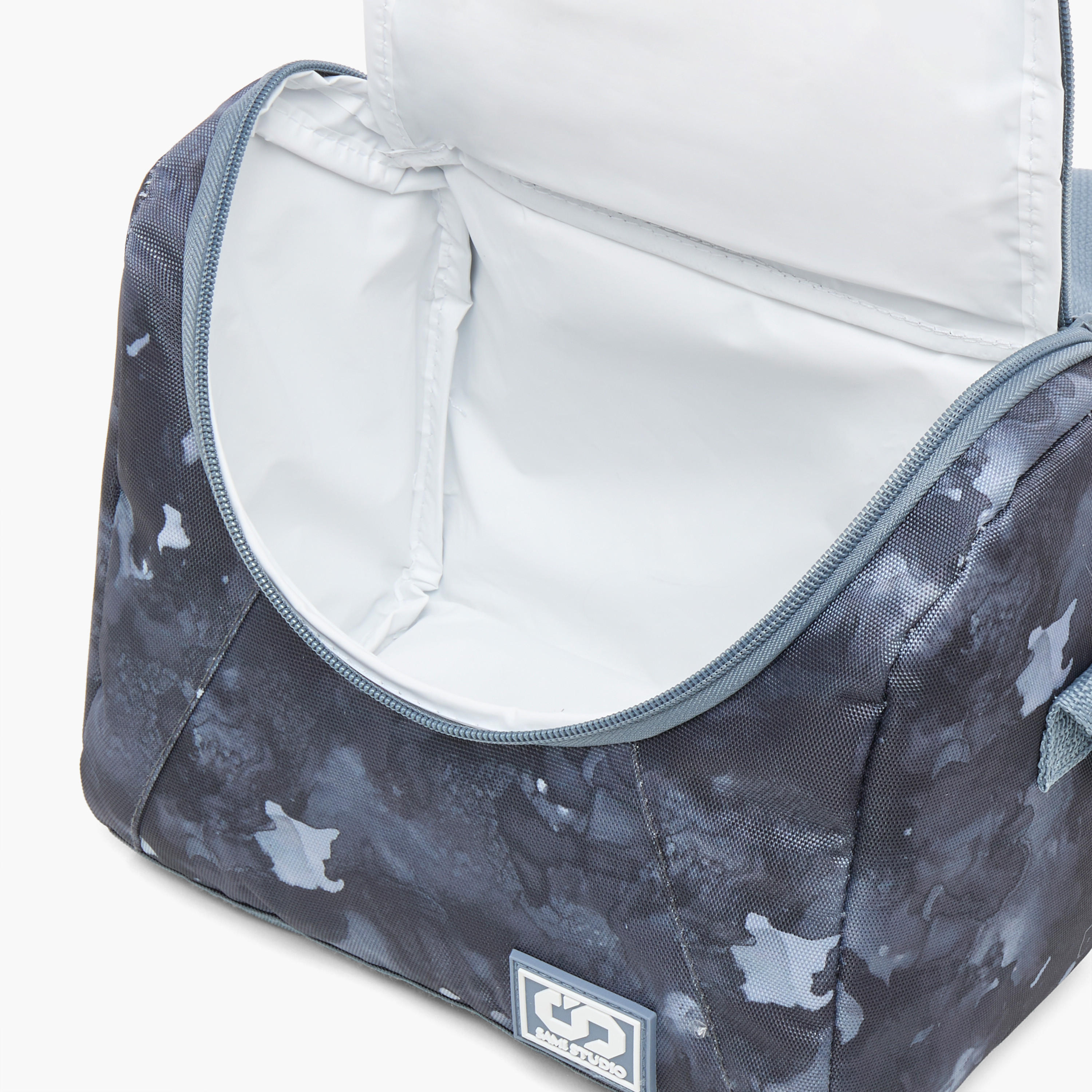 شنطة غداء بحزام قابل للتعديل وسحاب إغلاق وطبعات مموهة من سامي ستوديو-school-lunchessentials-lunchbags-image-7