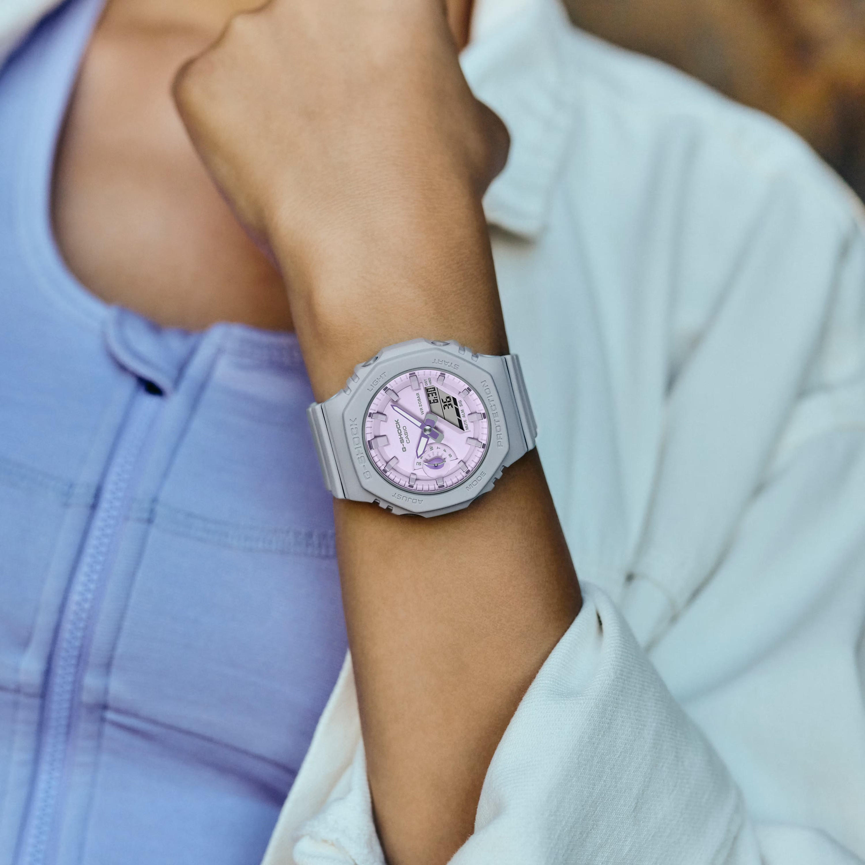 ساعة جيس ذات انالوج بسوار من ميش باللون الفضي | GW0666L1-women-watchesandjewellery-watches-image-5