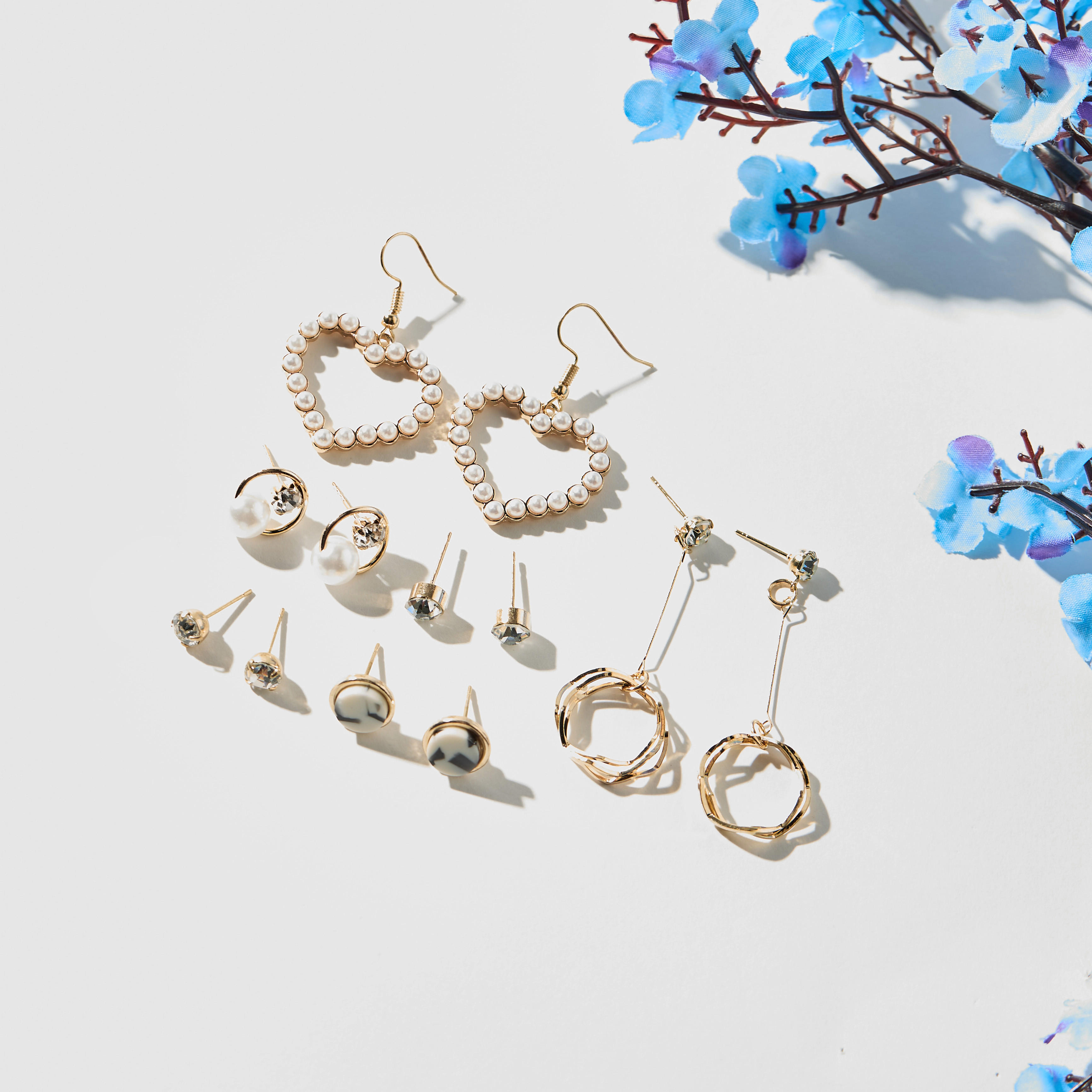 حلقان مرصّعة بمكبس إغلاق خلفي - طقم من 6-women-watchesandjewellery-jewellery-earrings-image-1