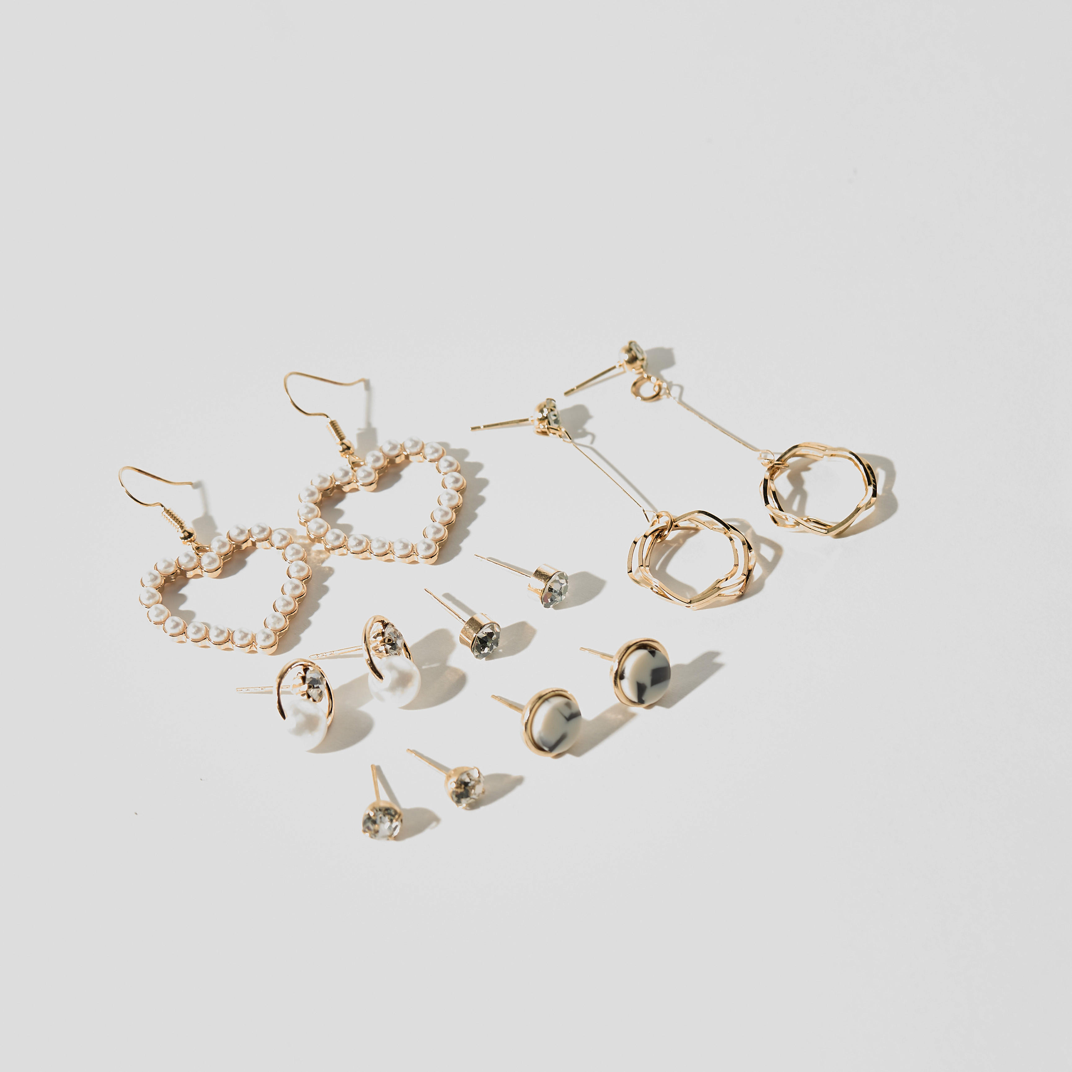 حلقان مرصّعة بمكبس إغلاق خلفي - طقم من 6-women-watchesandjewellery-jewellery-earrings-image-2