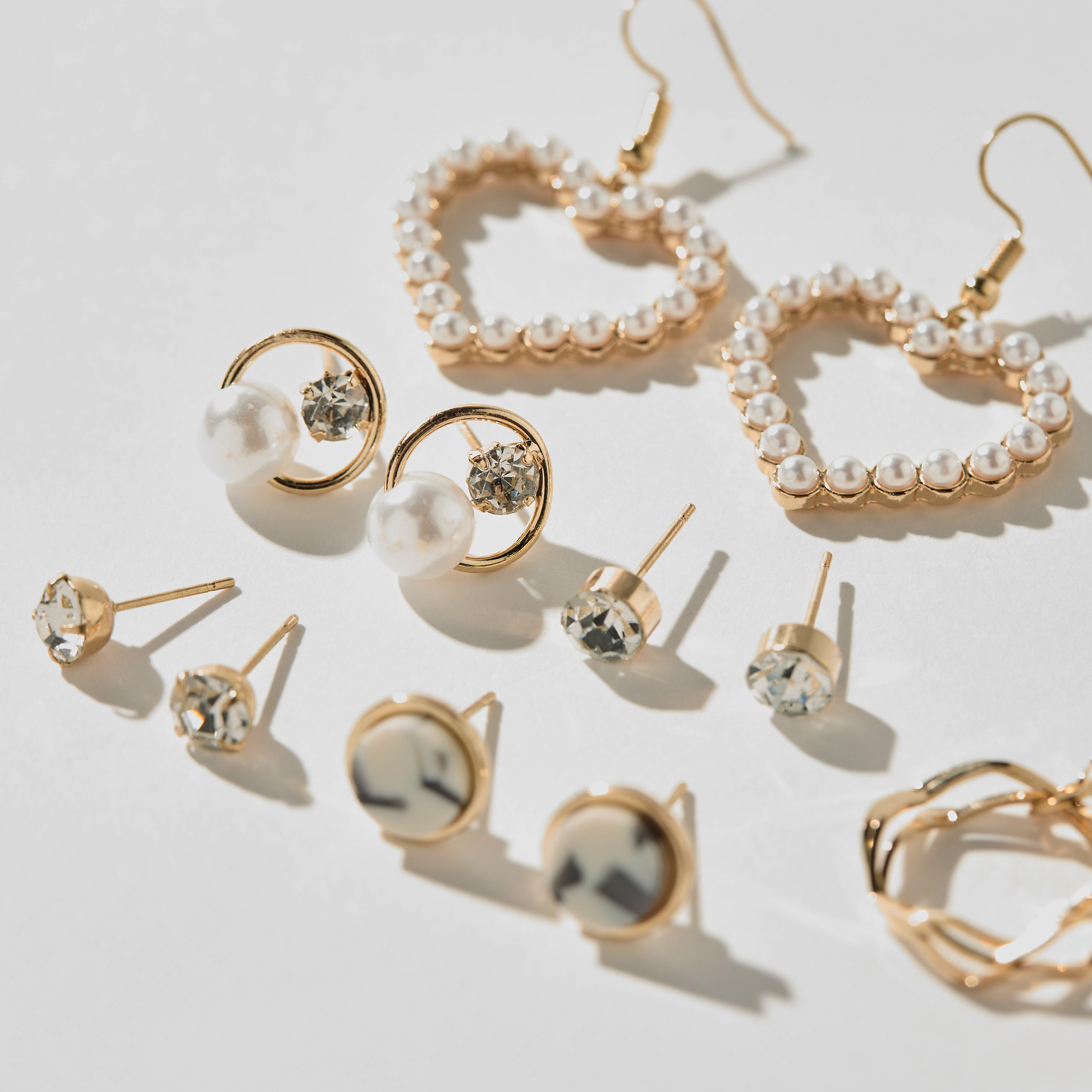 حلقان مرصّعة بمكبس إغلاق خلفي - طقم من 6-women-watchesandjewellery-jewellery-earrings-image-3