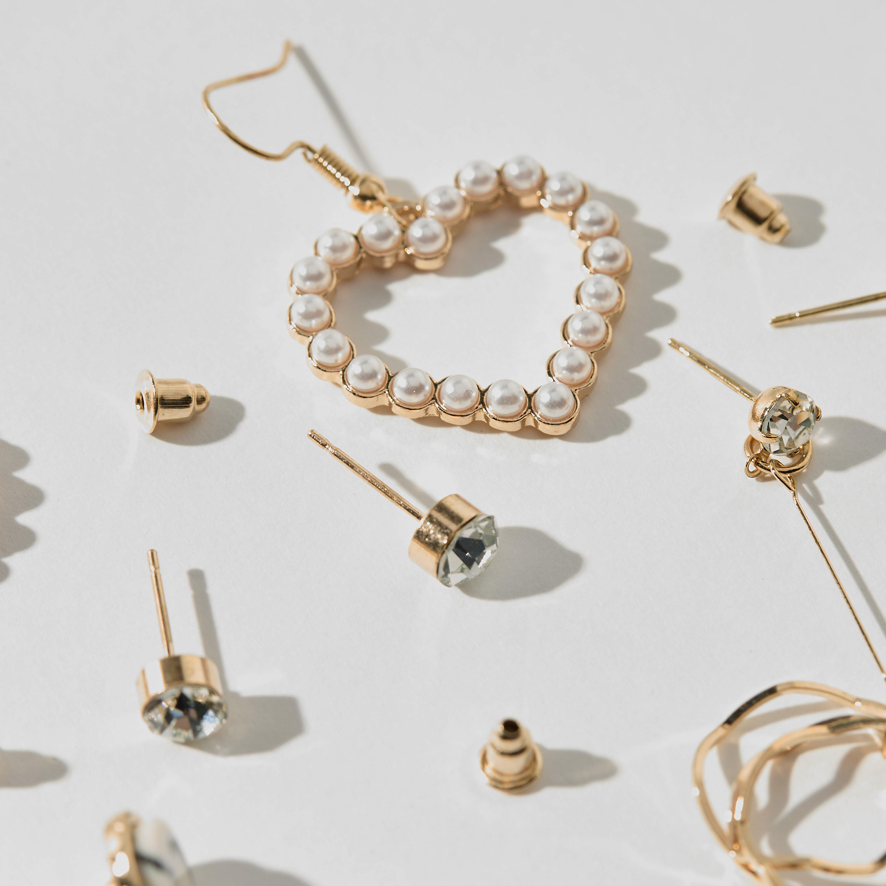 حلقان مرصّعة بمكبس إغلاق خلفي - طقم من 6-women-watchesandjewellery-jewellery-earrings-image-4