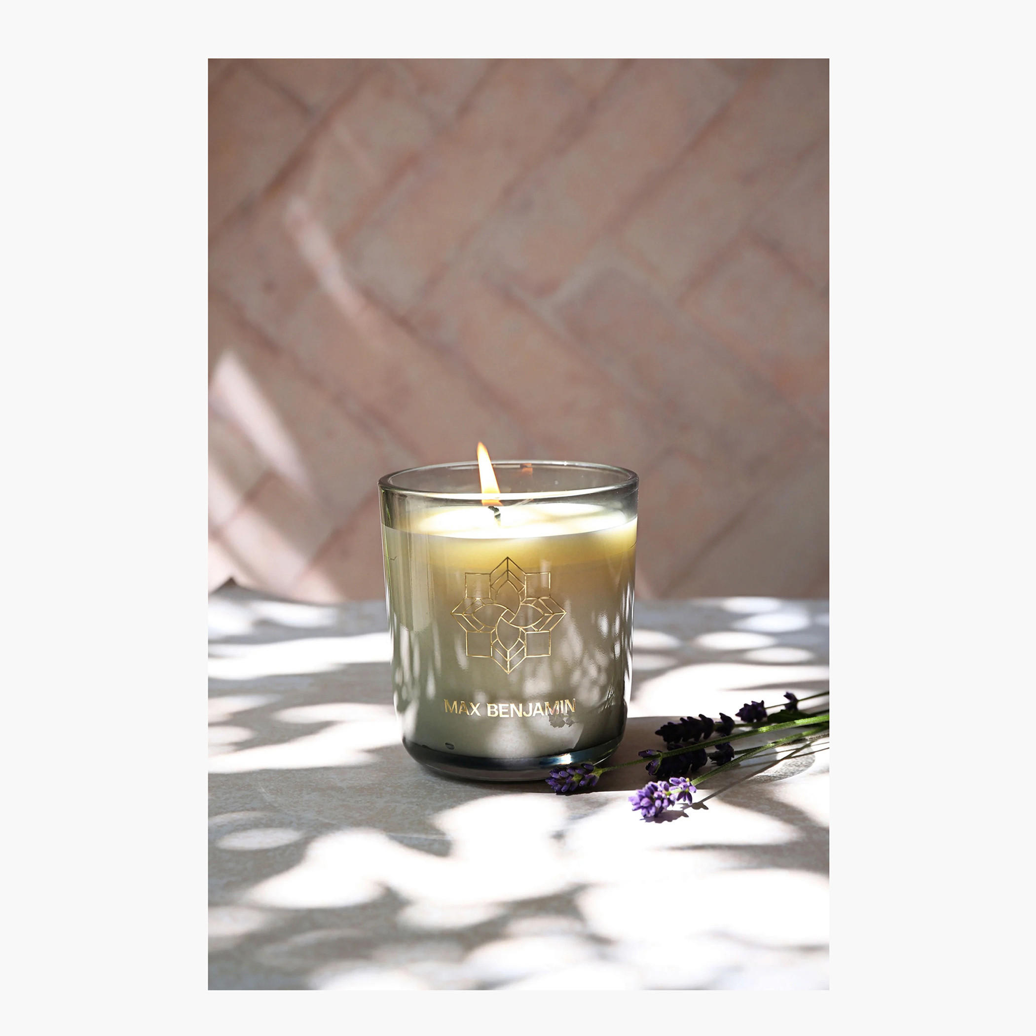 شمعة برائحة عشب الليمون والزنجبيل مع غطاء من ماكس بنجامين - 210 جرام-household-homefragrance-candles-image-2