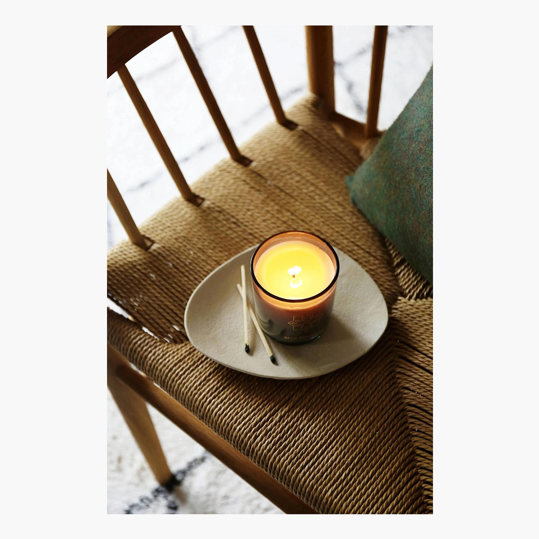 شمعة برائحة الفلفل الوردي مع غطاء من ماكس بنجامين - 210 جرام-household-homefragrance-candles-image-1