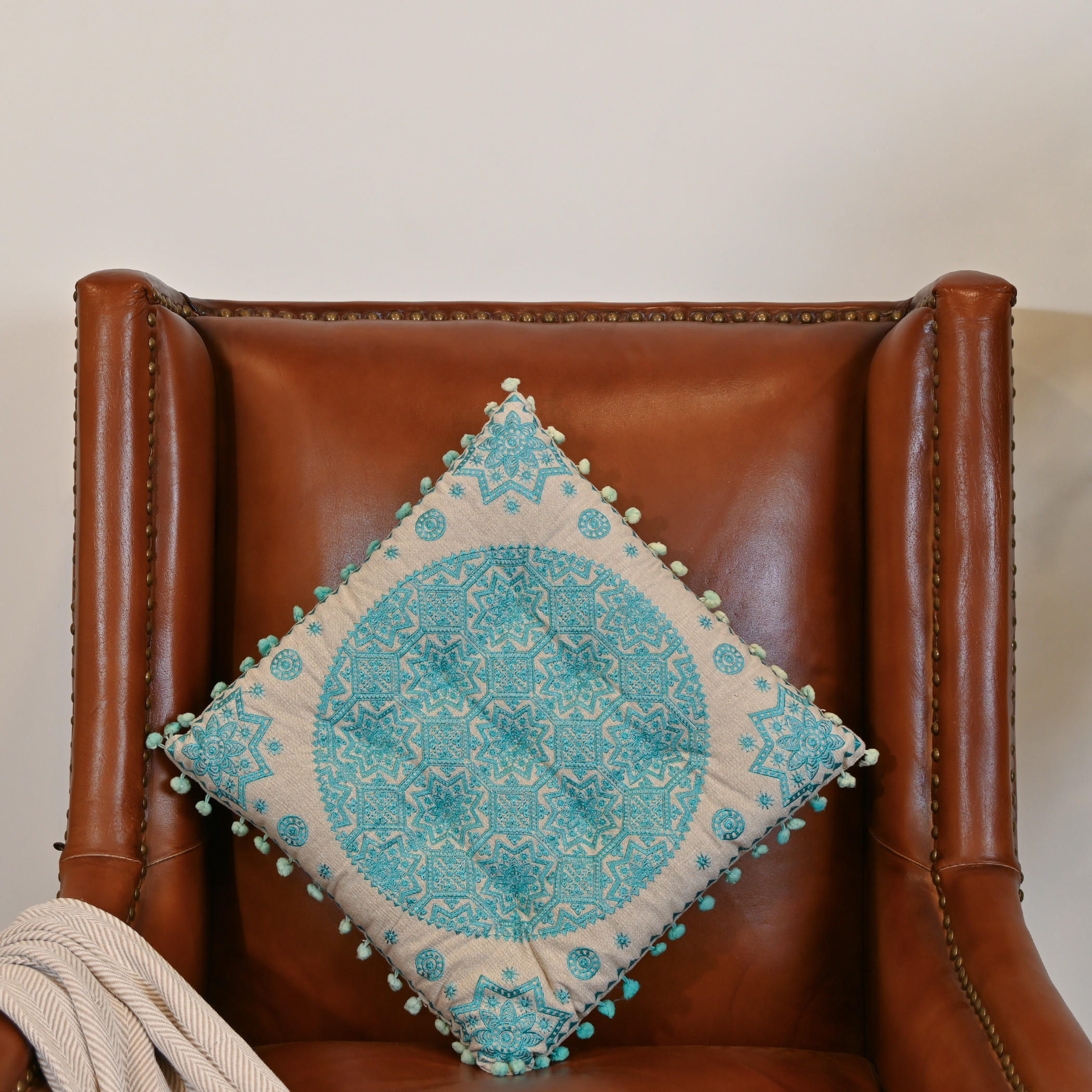 وسادة مطرزة بتفاصيل بوم بوم من هوم كارفينج - 40x40 سم-household-cushionsandthrows-filledcushions-decorativecushions-image-2