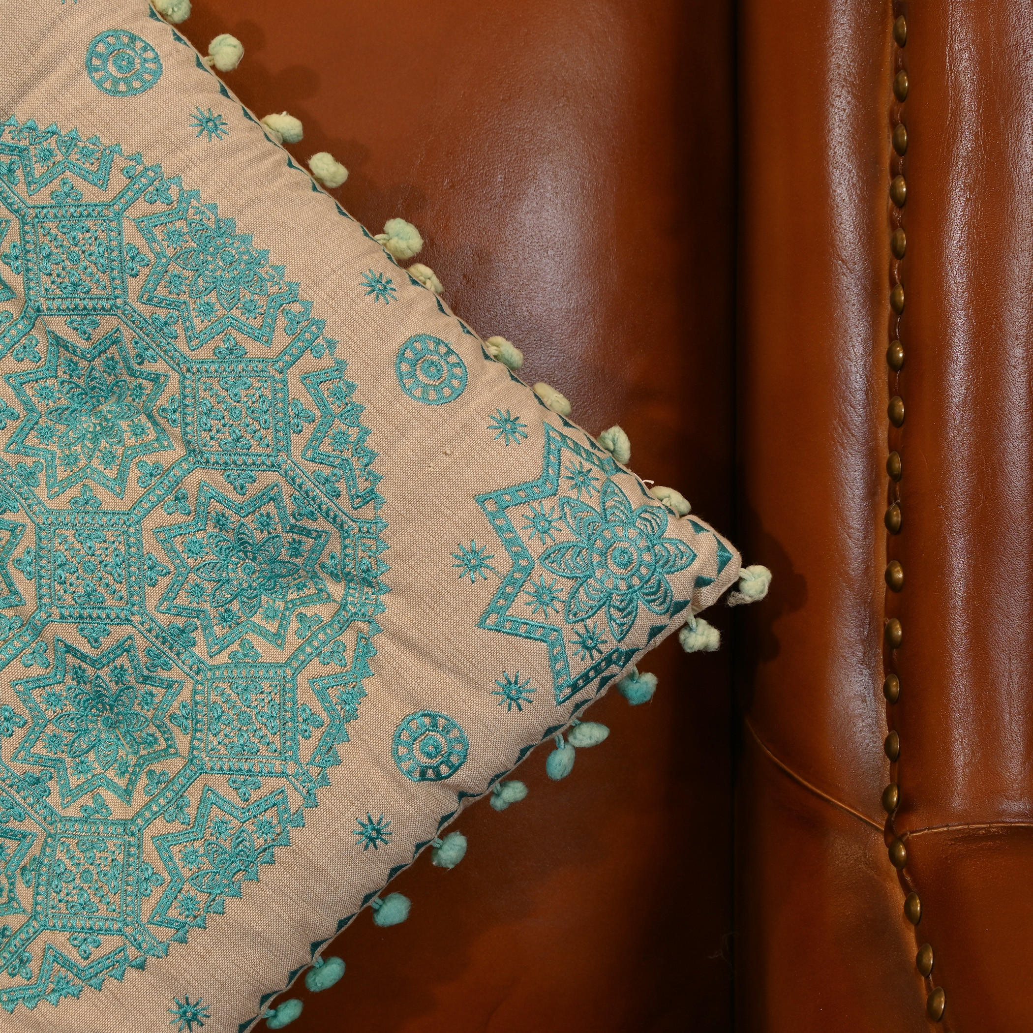 وسادة مطرزة بتفاصيل بوم بوم من هوم كارفينج - 40x40 سم-household-cushionsandthrows-filledcushions-decorativecushions-image-4