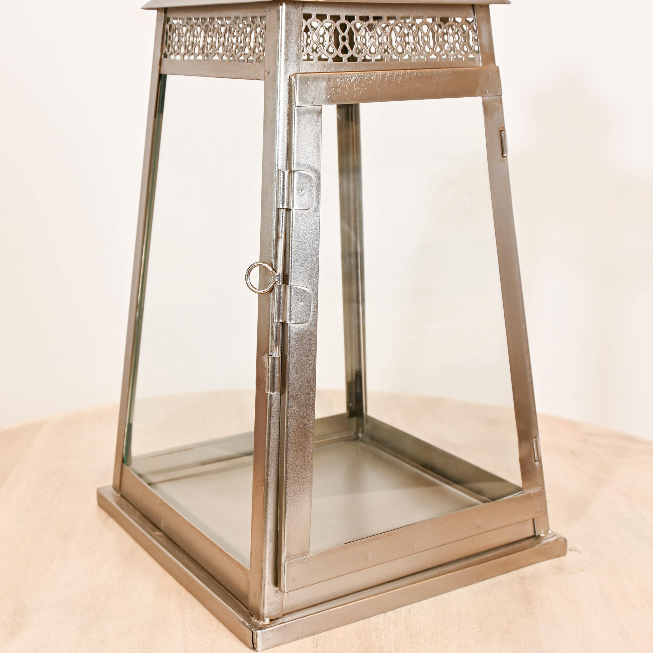 فانوس ديكور زجاجي من هوم كارفينج - 25x20 سم-household-decor-candleholdersandlanterns-image-5