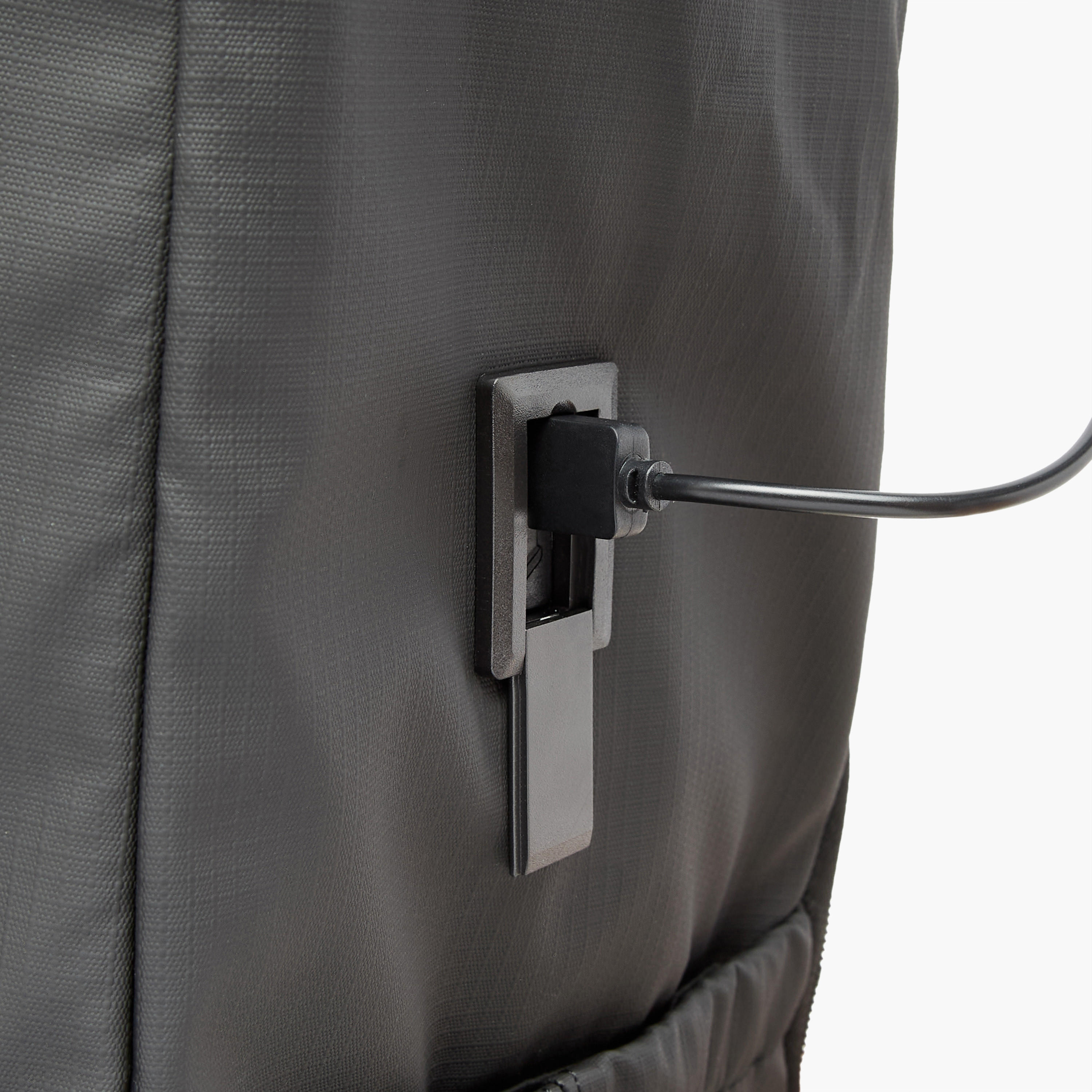 شنطة ظهر ترولي سادة 19 بوصة بحمالات كتف وعجلات من يو إس بولو إسن - 32x23x48 سم-men-bags-image-8