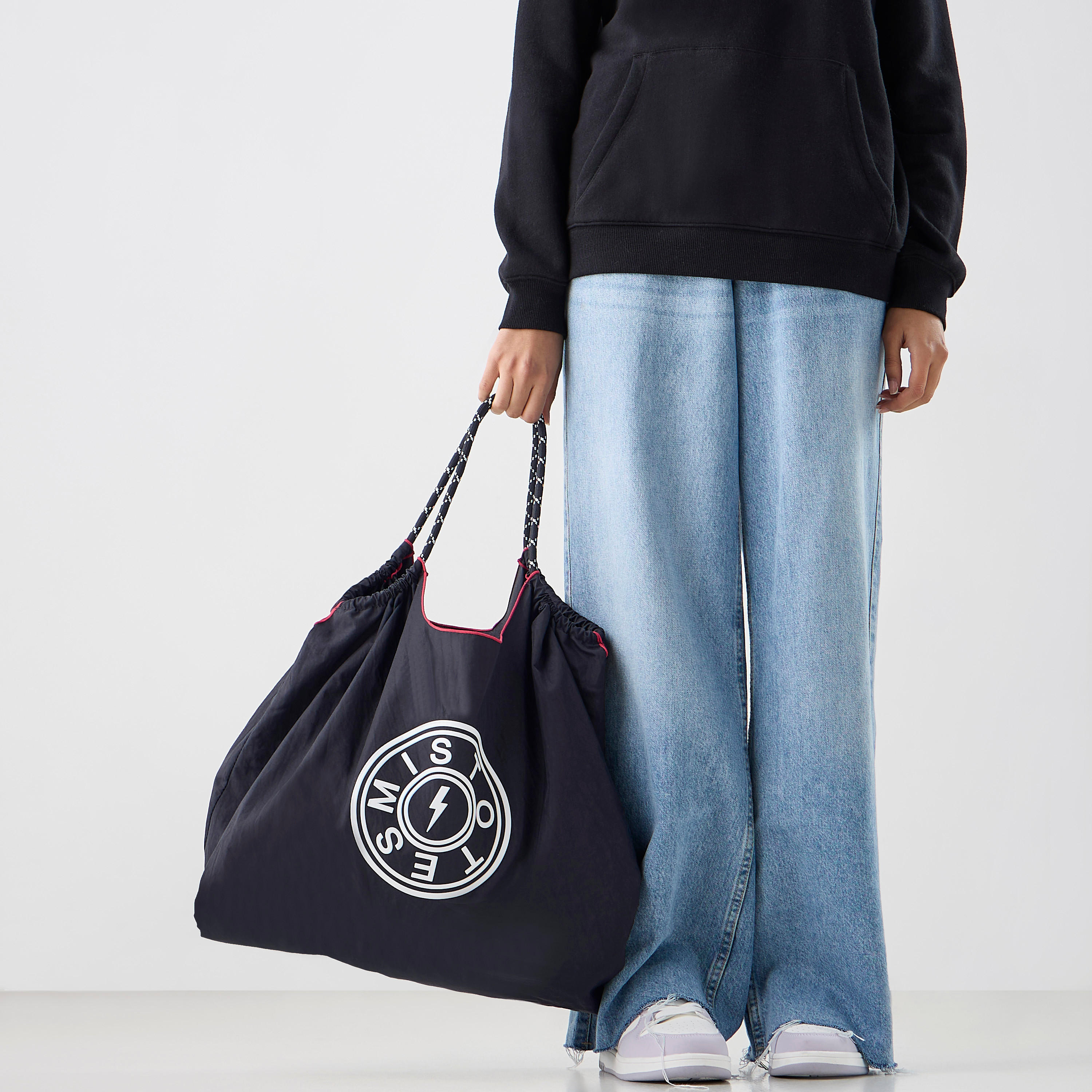 شنطة تسوق بطبعات شعار ومقابض مزدوجة من ميستوتس-women-bagsandwallets-handbags-image-2