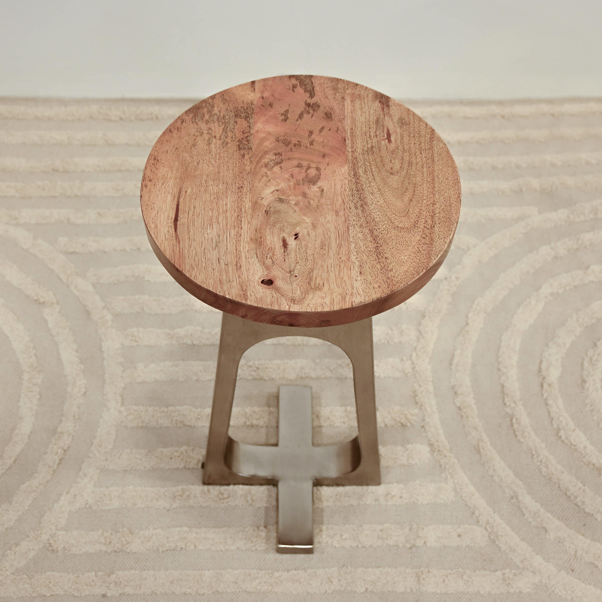 طاولة جانبية مستديرة بسطح خشبي بقاعدة معدنية من هوم كارفت - 60x30x60 سم-furniture-livingroom-sideandendtables-image-4