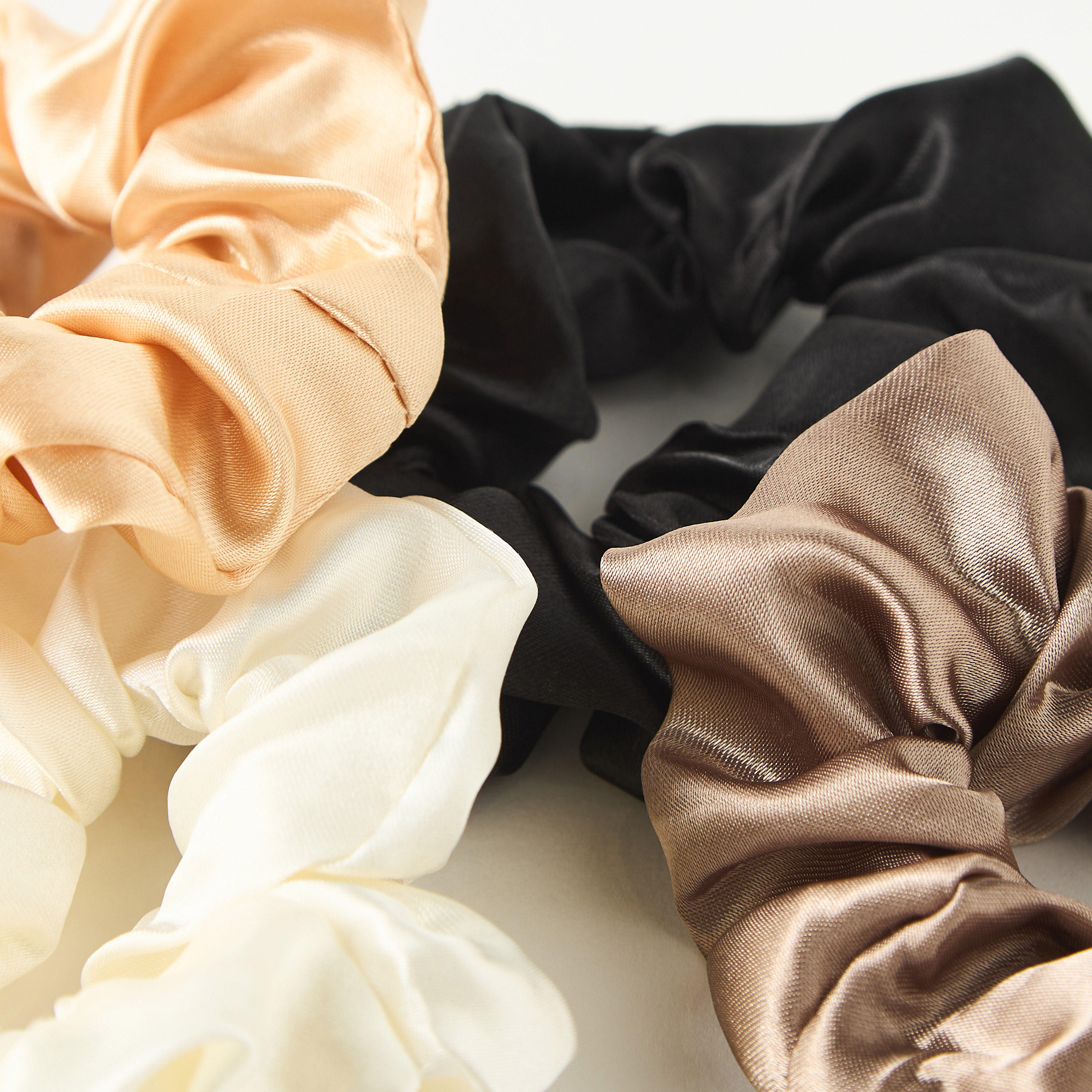ربطات شعر مخملية مزينة - طقم من 4 قطع-women-hairaccessories-scrunchies-image-3