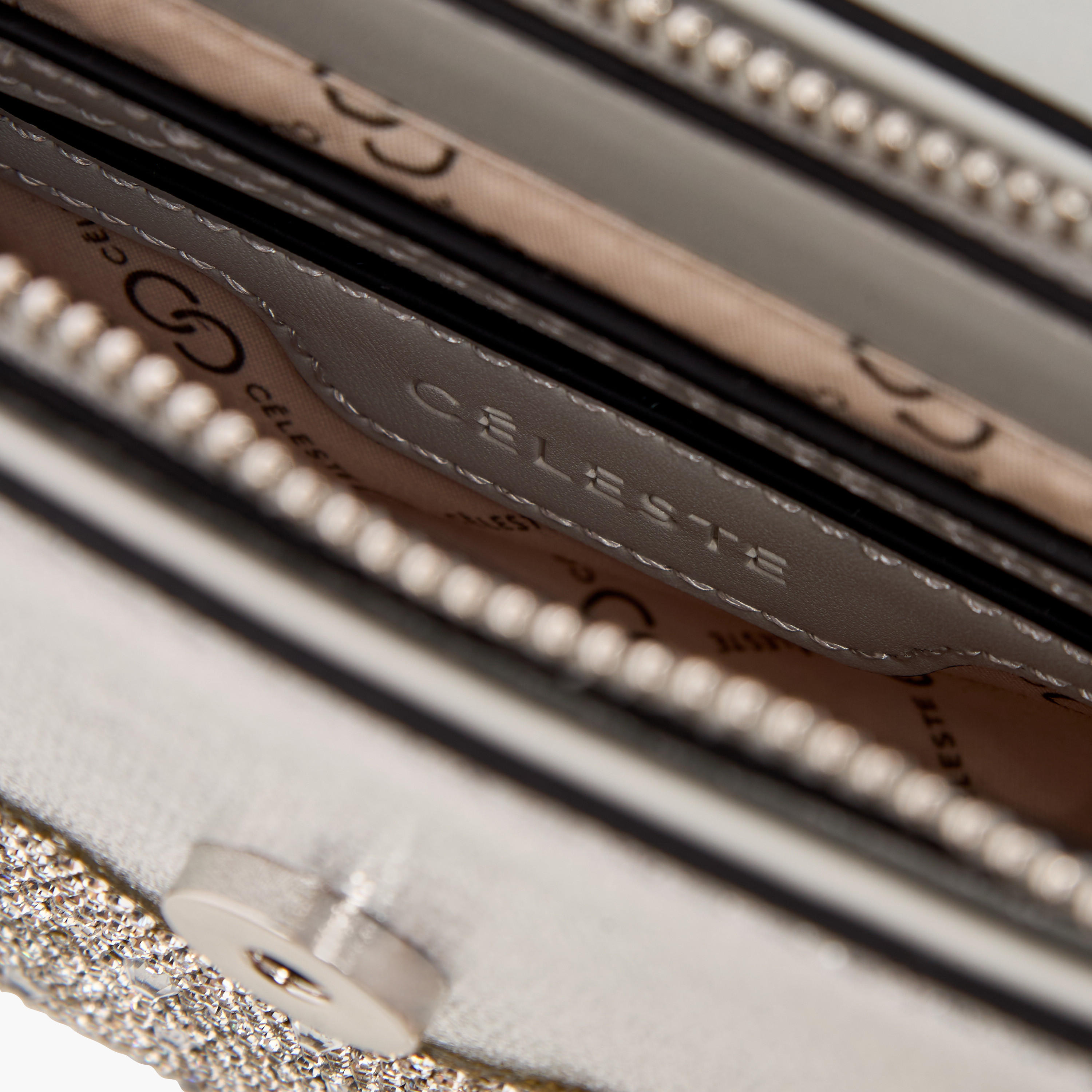 شنطة كروس بودي مزينة بحزام قابل للتعديل وطية إغلاق من سيليست-women-bagsandwallets-handbags-image-8